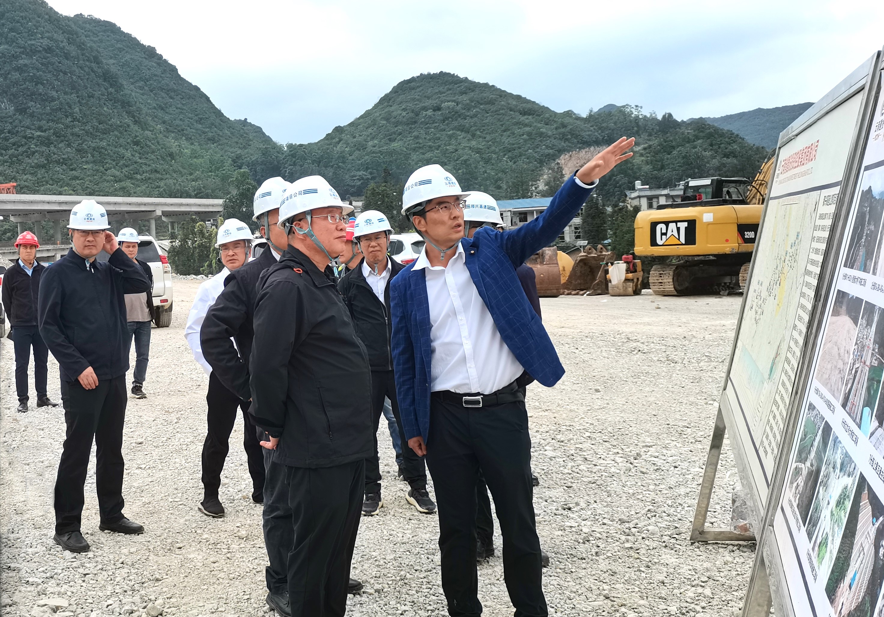 文山州副州长刀锦祥调研那兴高速项目并召开那兴、西广、河马高速公路专题调度会