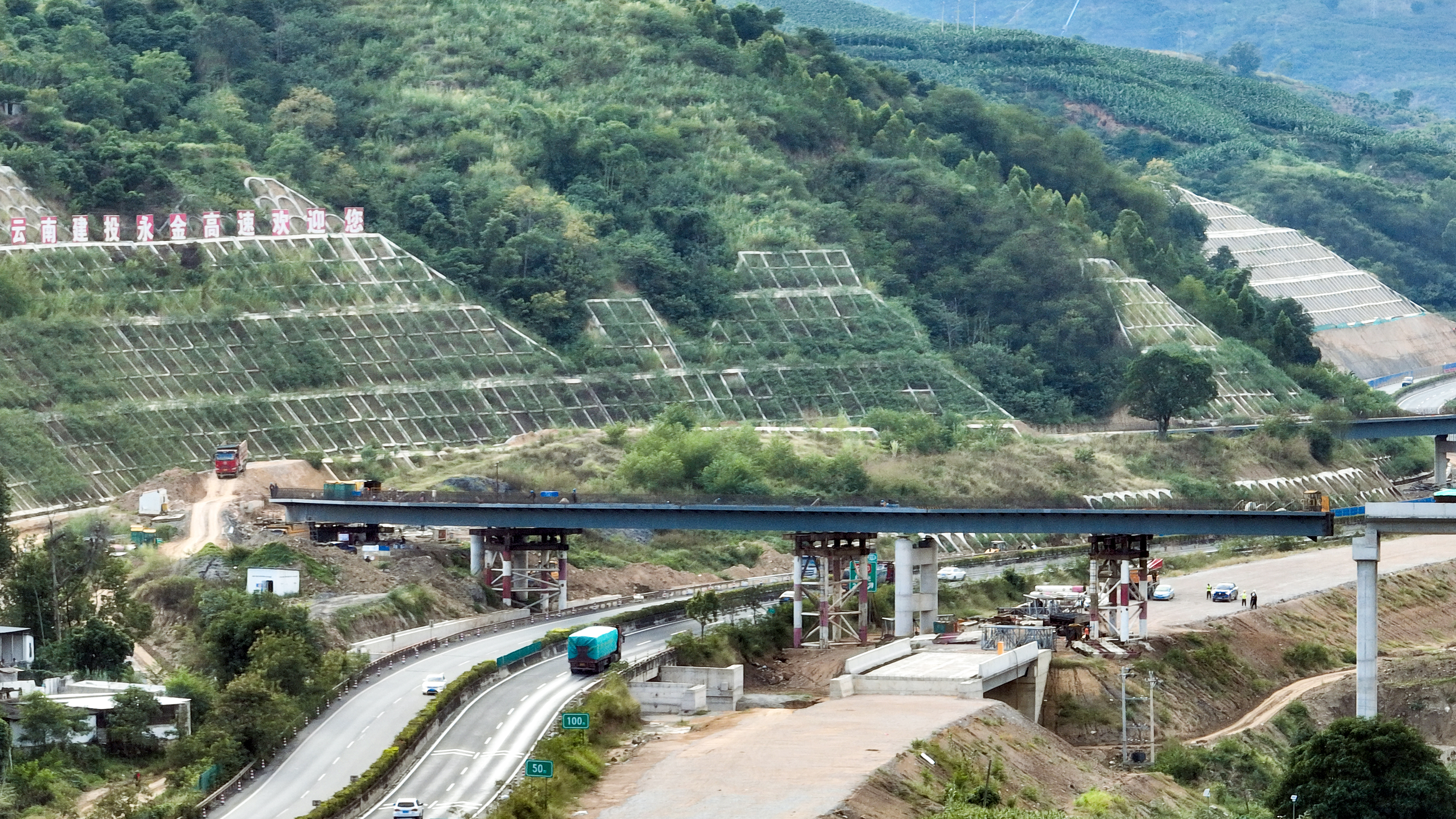 永金高速（戛元段）曼来四号大桥贯通