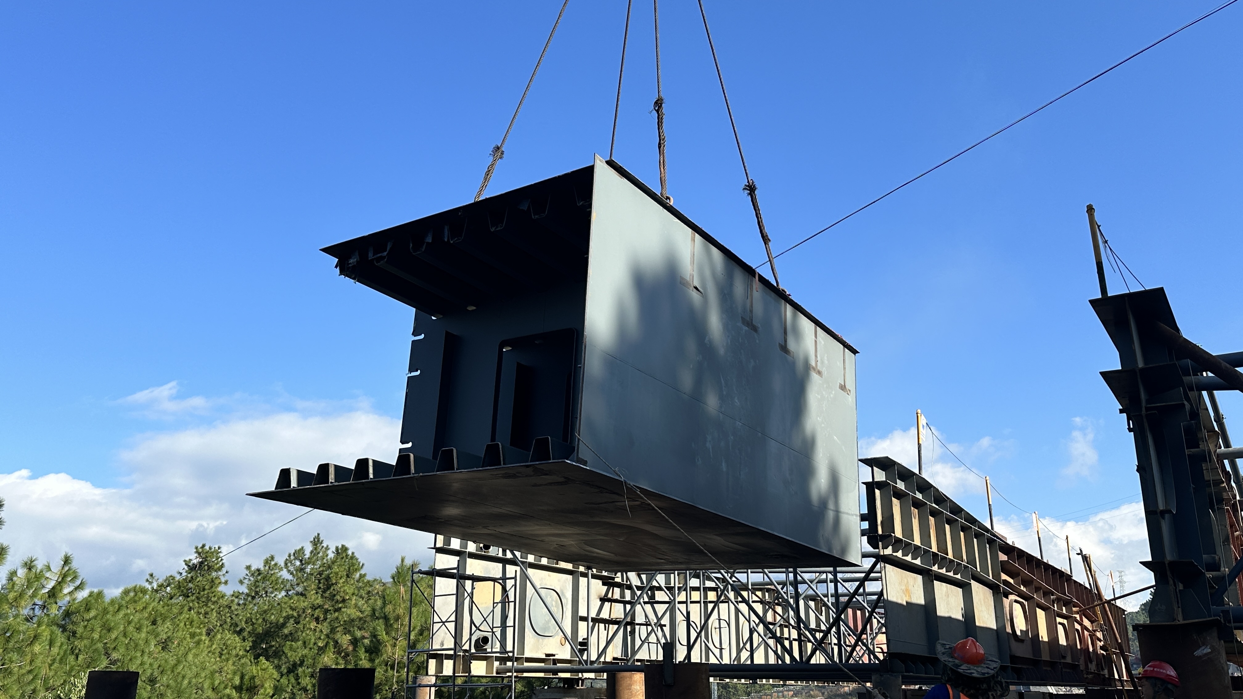 古宁高速黄山哨大桥首吊完成