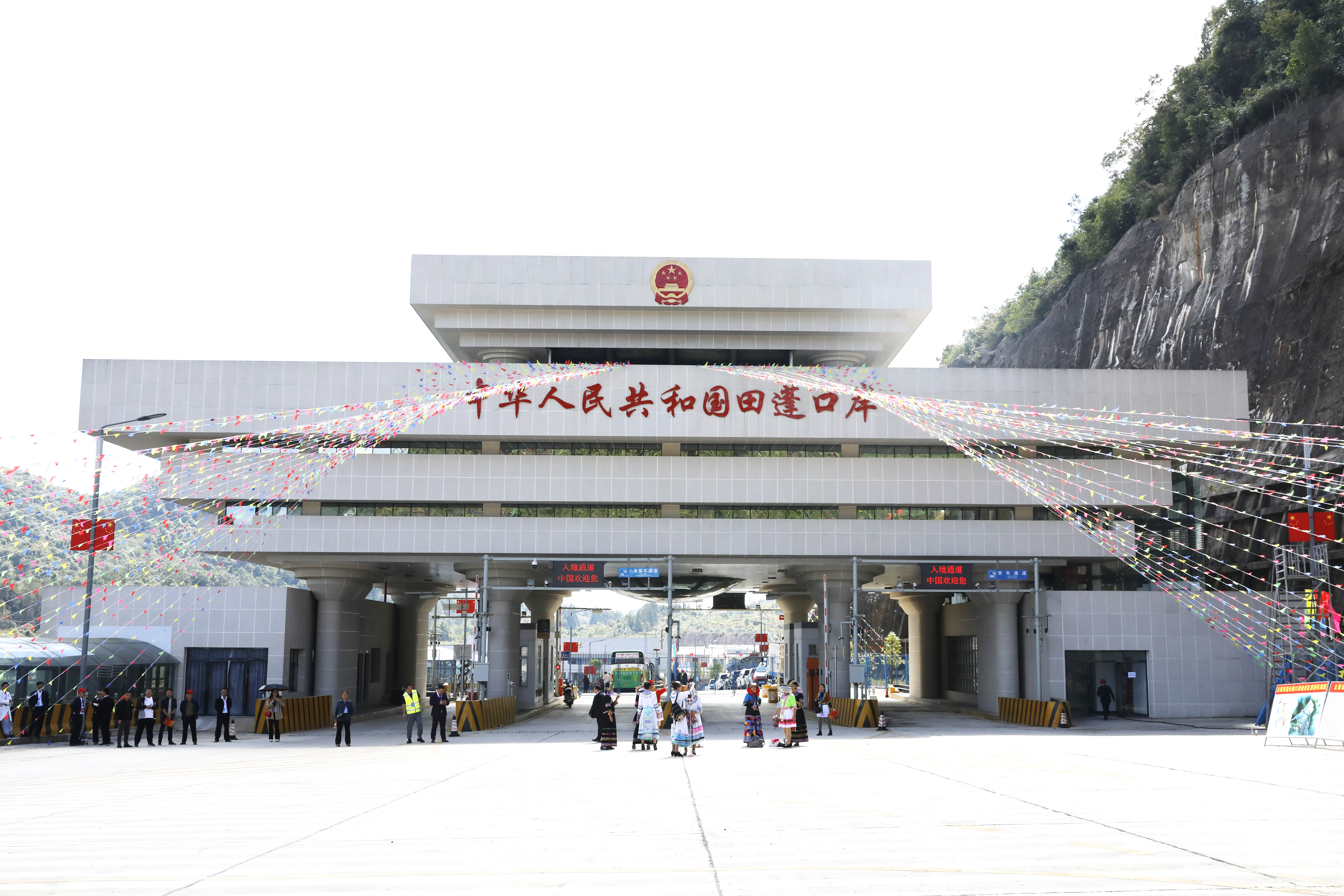 中国田蓬—越南上蓬口岸正式通关