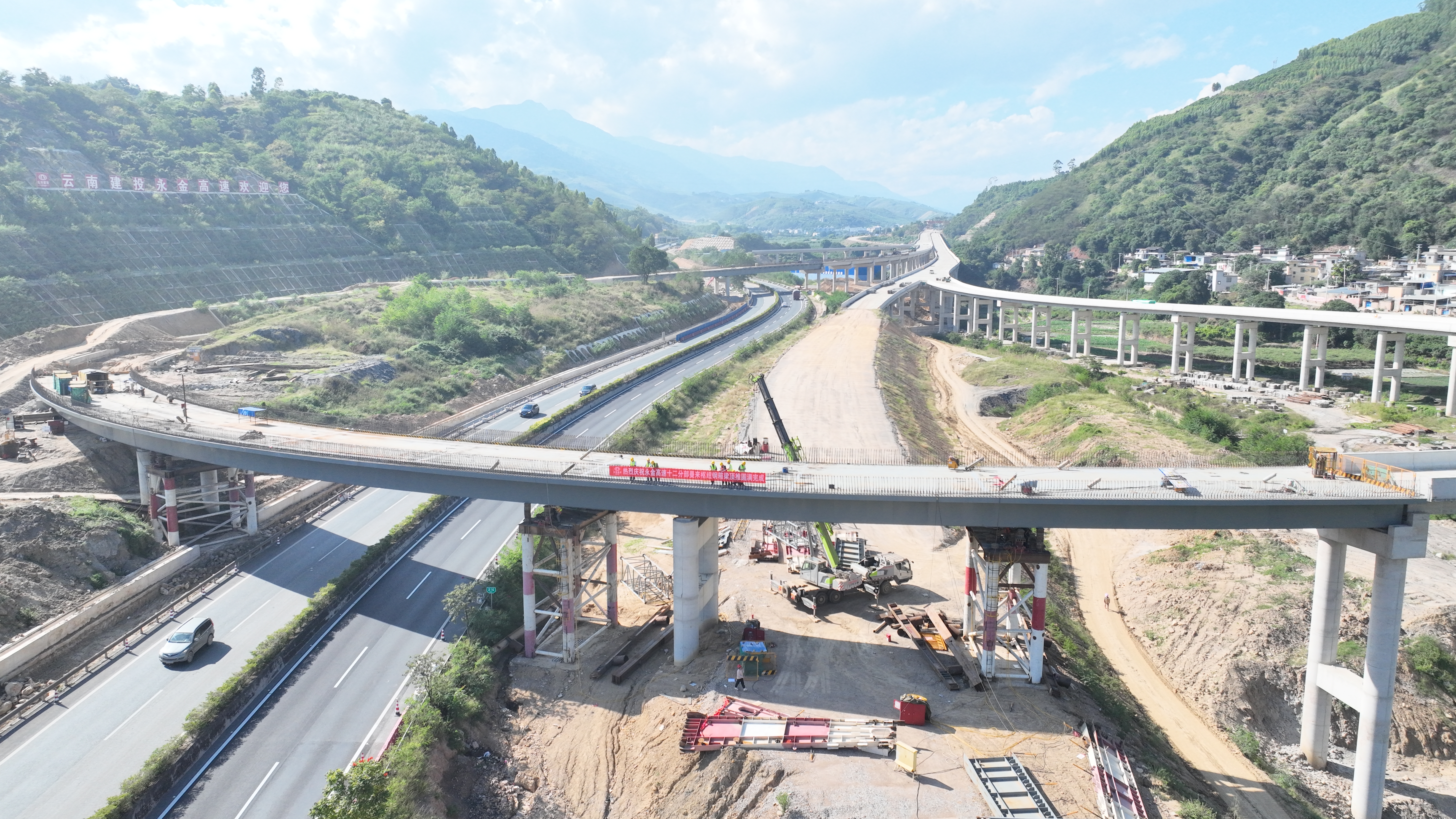永金高速（戛元段）曼来枢纽立交全部贯通