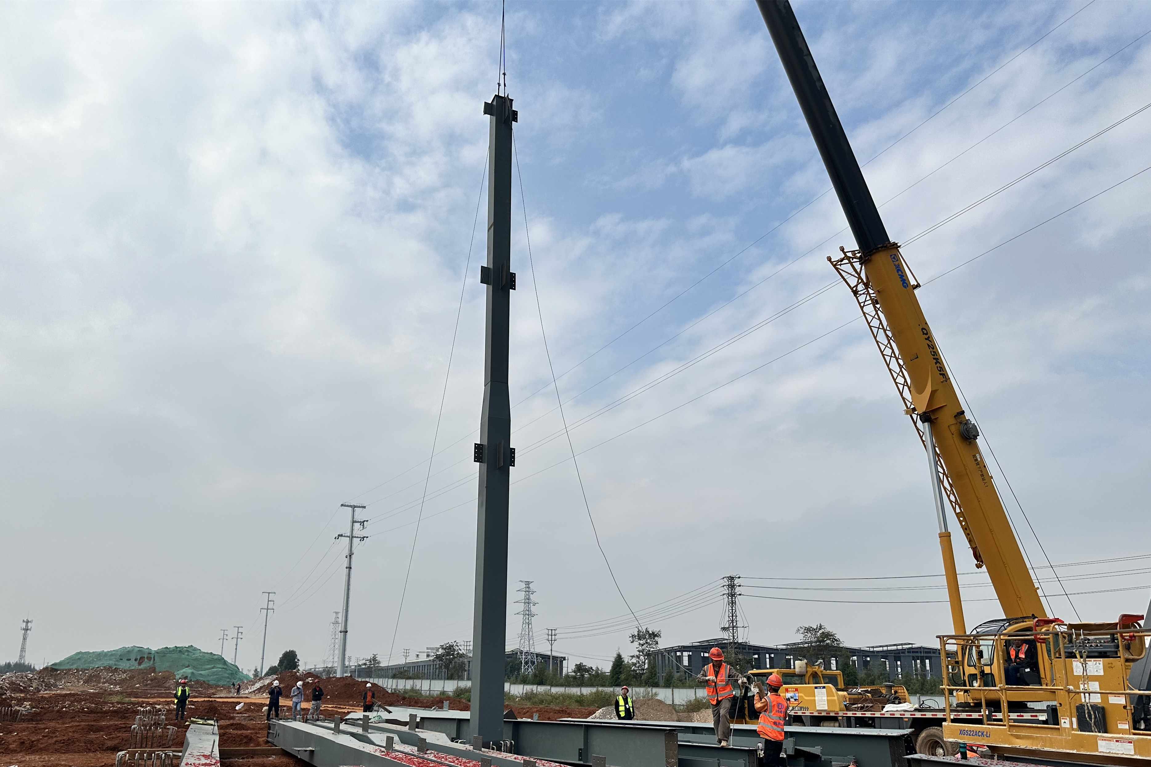 云南江楠国际农产品交易中心（一期）钢结构工程首吊完成