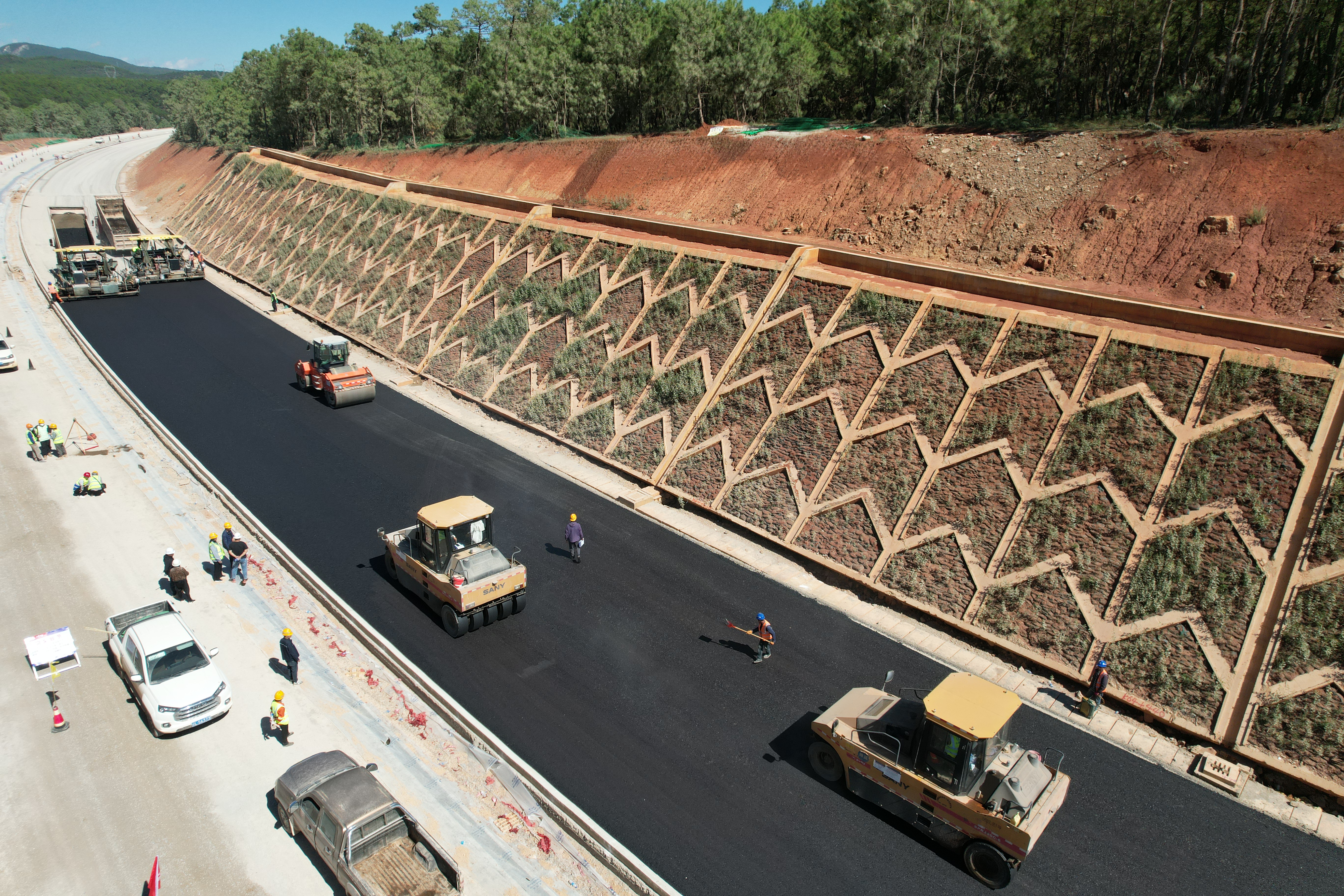 宾鹤高速鹤庆段沥青下面层试验段铺筑成功