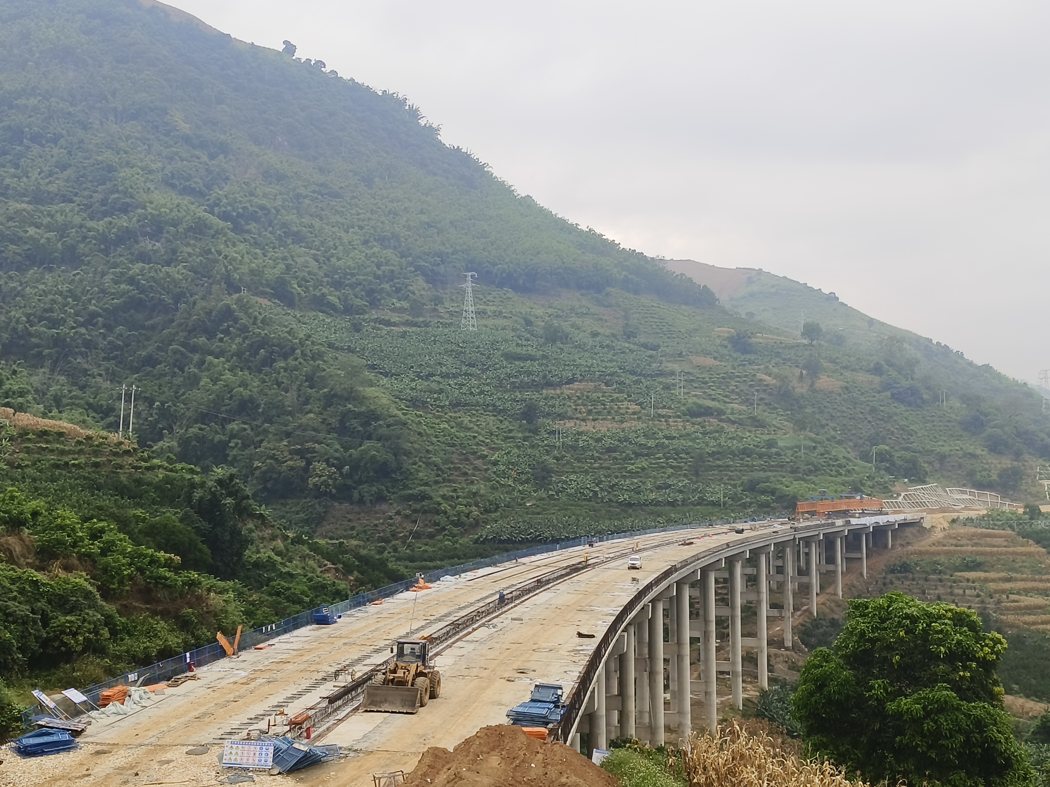 永金高速（戛元段）马龙河大桥、达哈枢纽立交主线1号大桥贯通