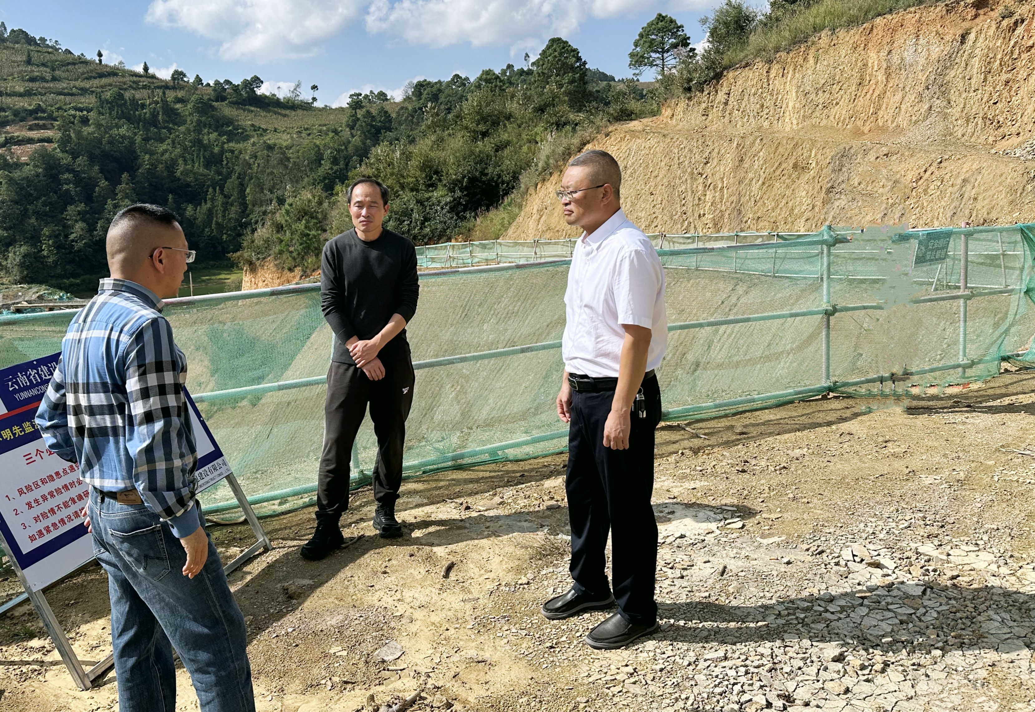 红河州人大常委会副主任汤卫东调研弥泸灌区工程