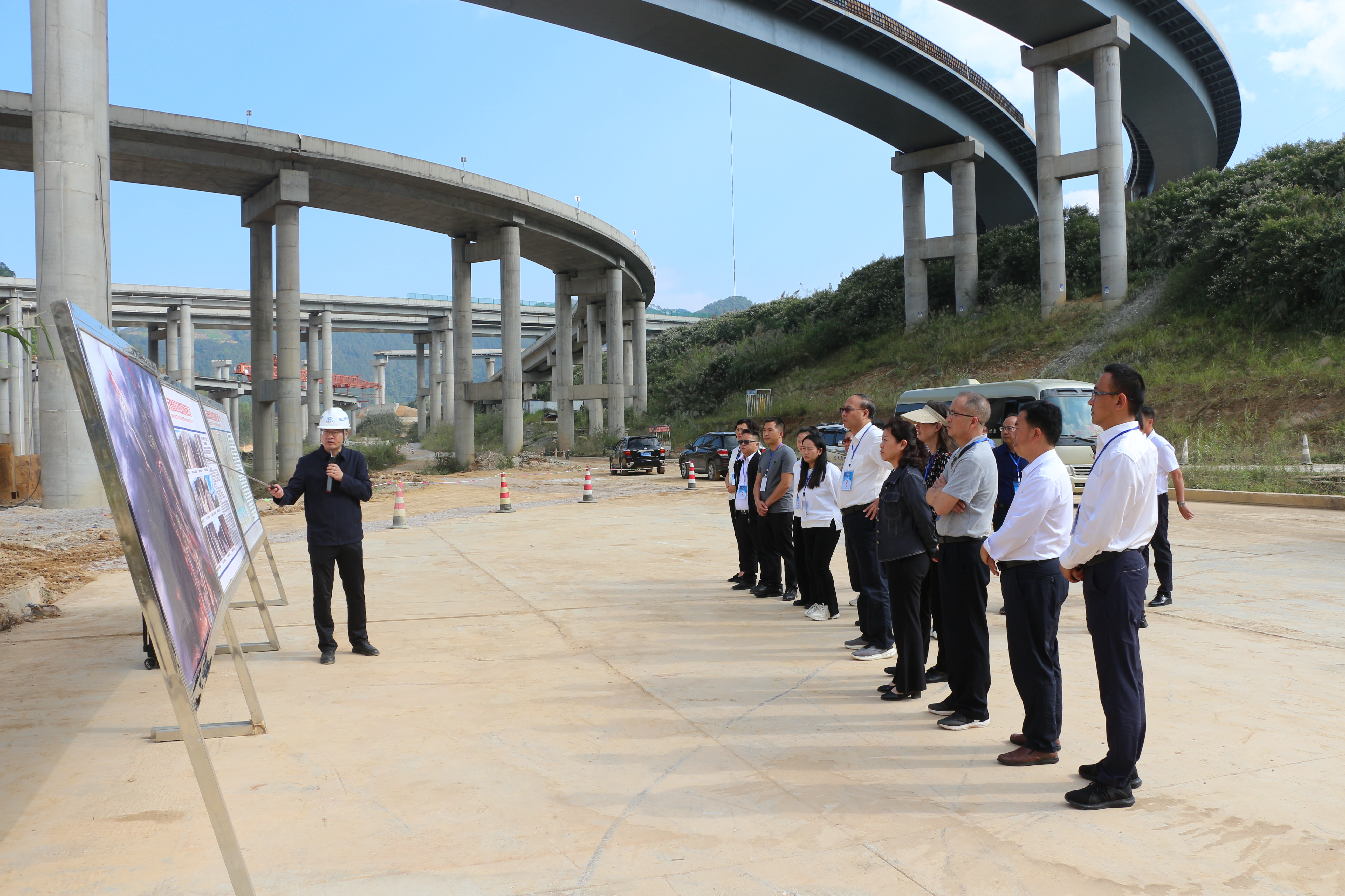 文山州人大代表视察组调研那兴高速项目