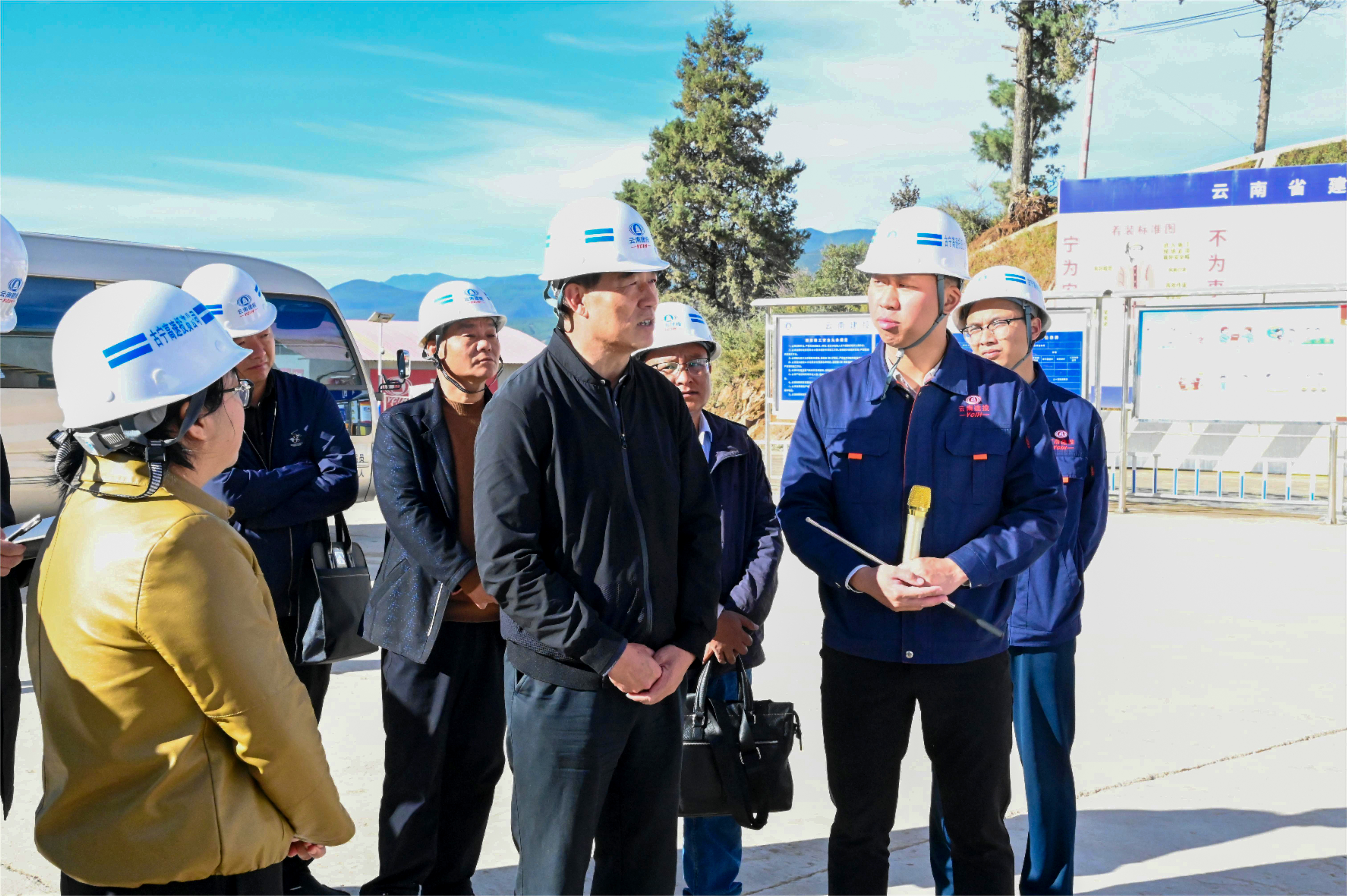 丽江市人大常委会党组书记、主任和春雷到古宁高速调研