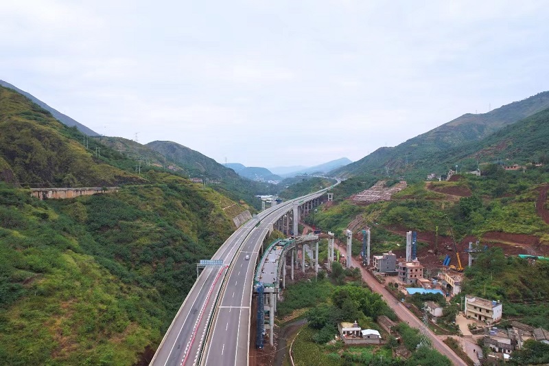 鲁巧高速全线首联现浇箱梁浇筑完成