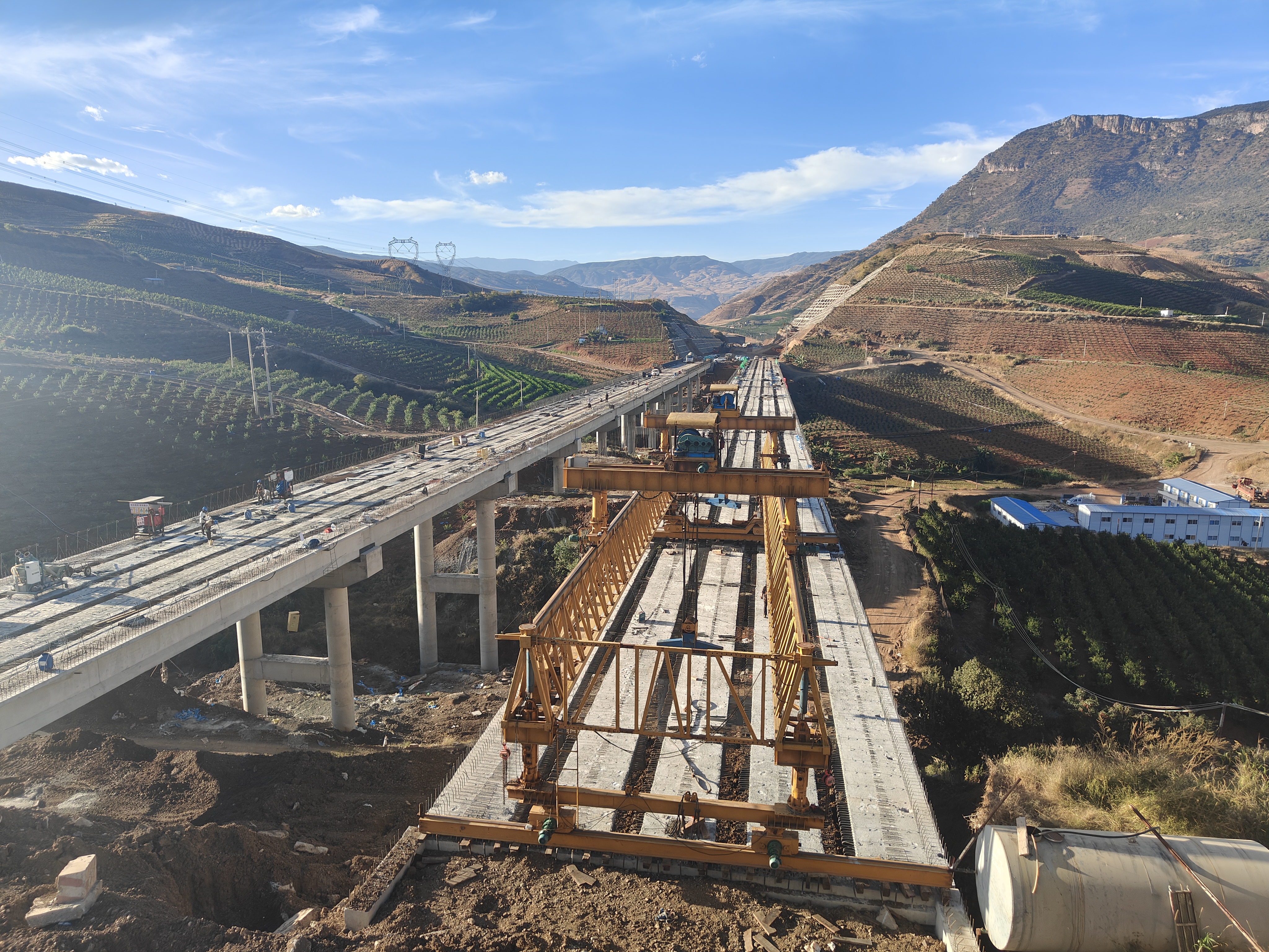 宾鹤高速香草坪箐1、2号大桥全幅架通