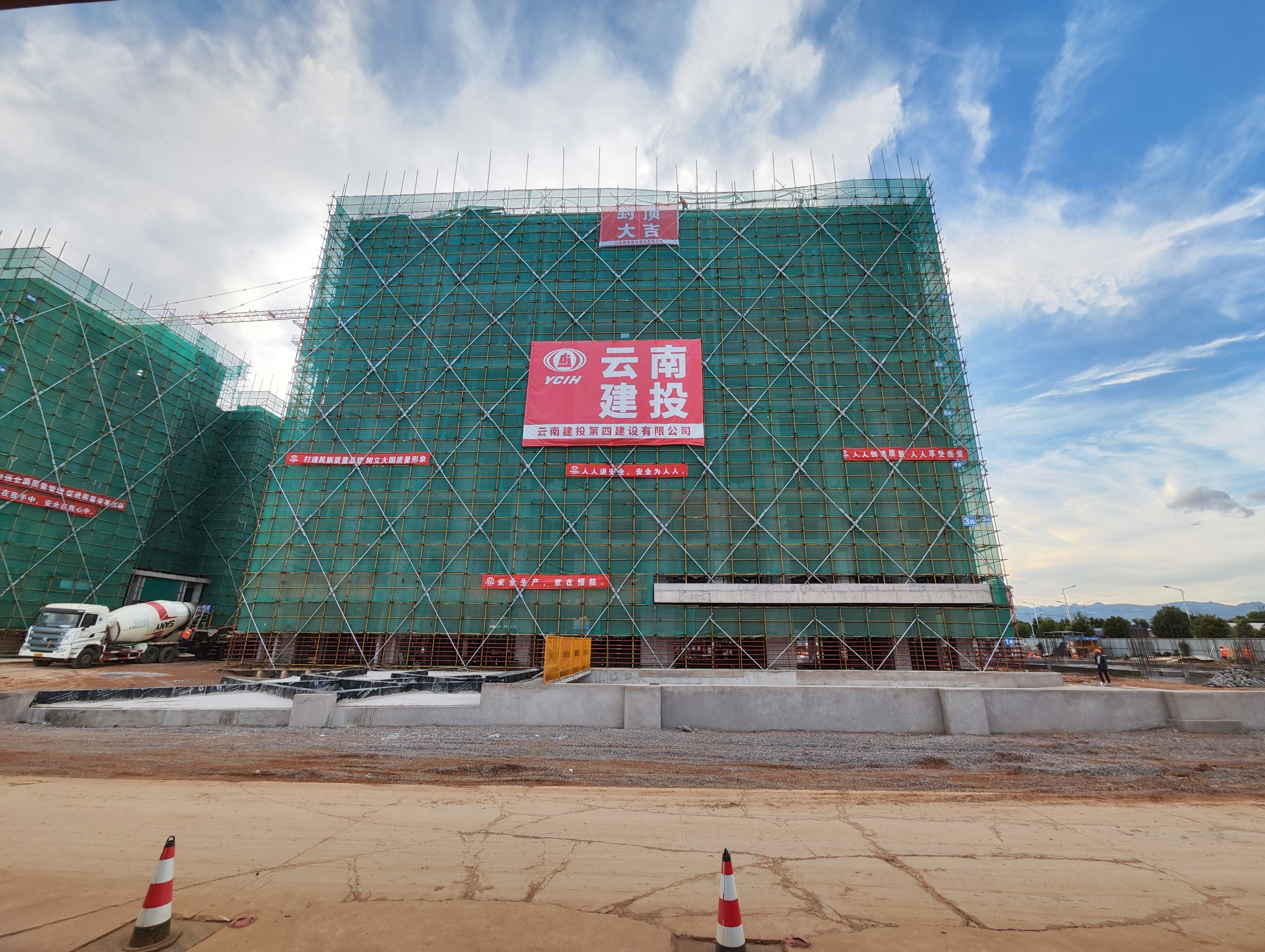 弥勒市保障性租赁住房建设项目（东风片区）一期、二期全面封顶