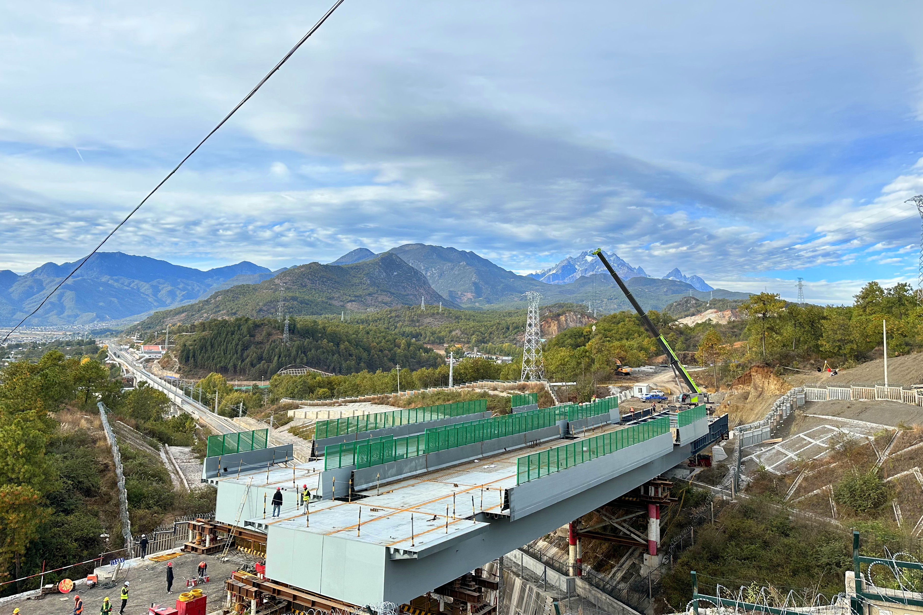 古宁高速上跨丽香铁路工程黄山哨大桥钢箱梁顶推完成