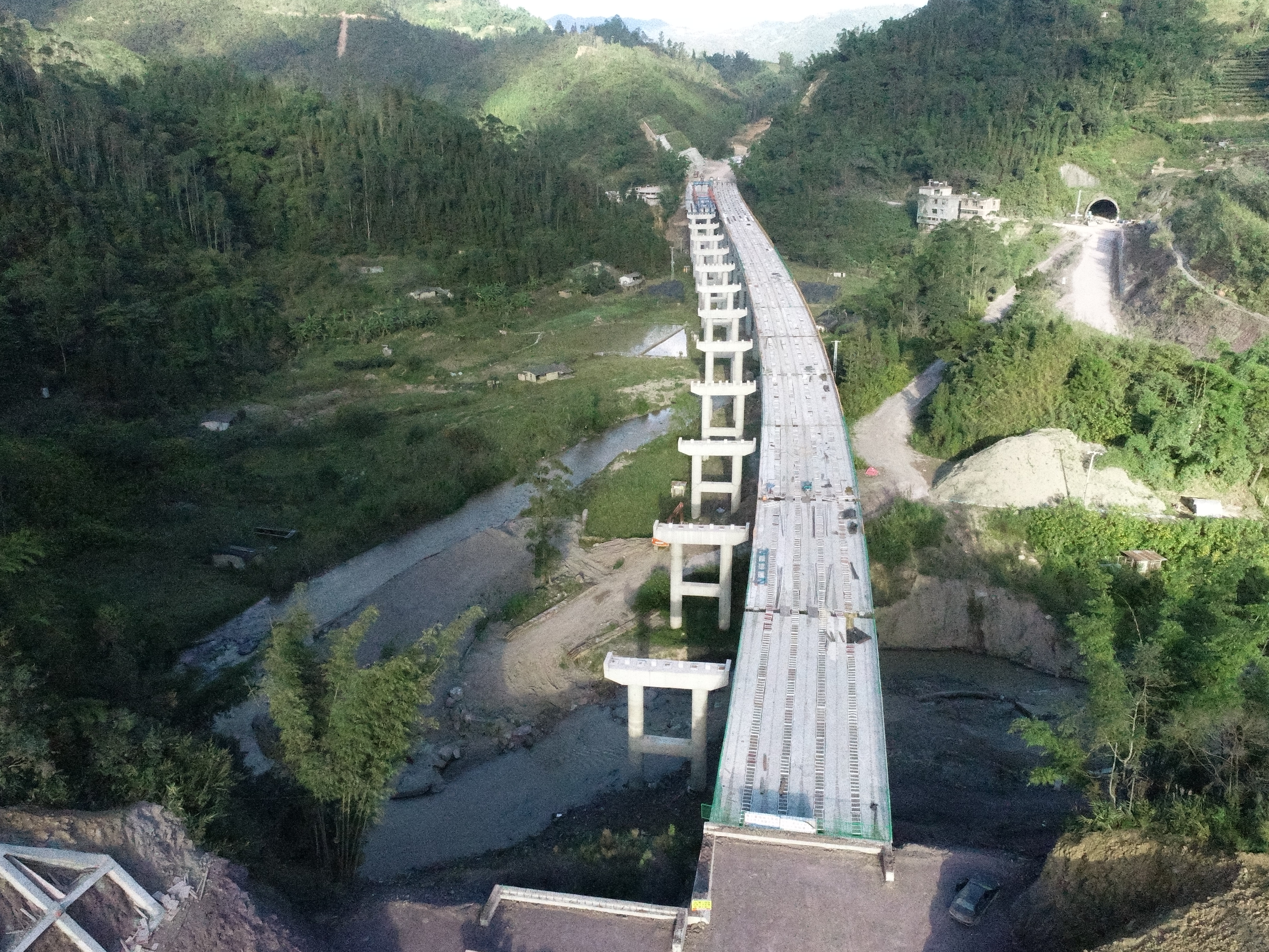元绿高速筐箐2号大桥左幅贯通
