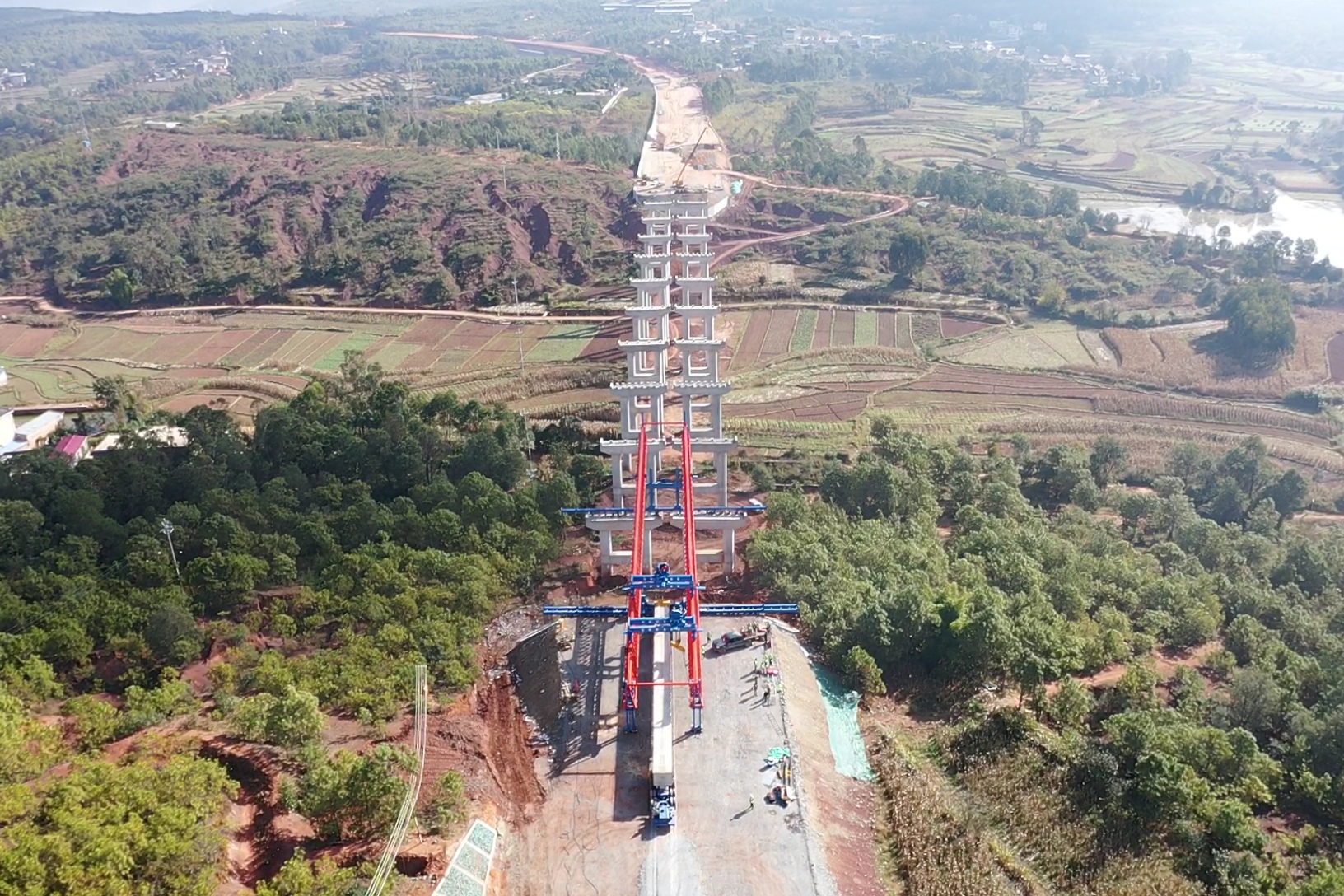 楚雄市东南绕城高速首片T梁架设完成