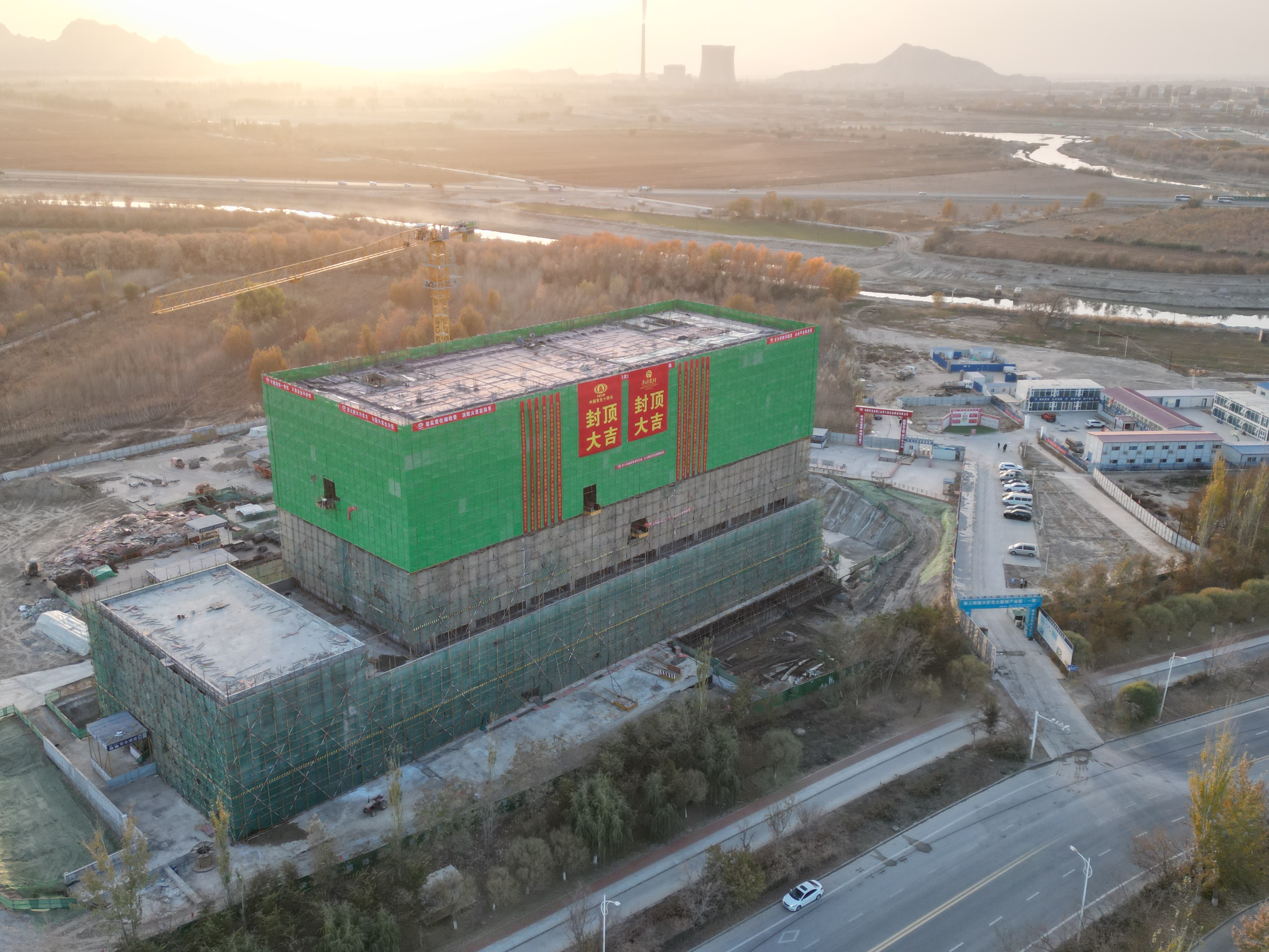 新疆第三师图木舒克大数据产业园世界杯足球比分主体结构全面封顶