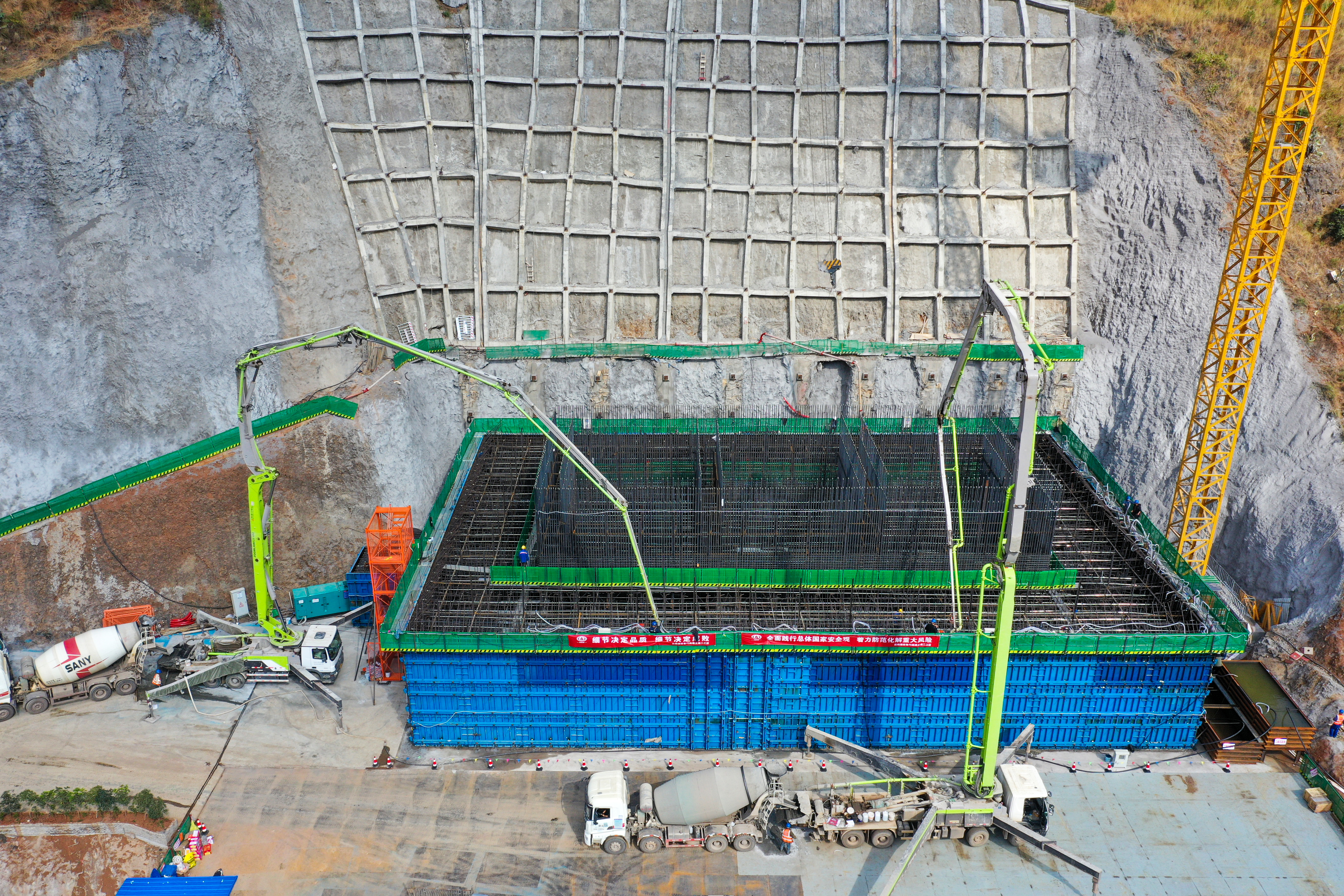 8274方！鲁巧高速牛栏江特大桥2#主墩承台圆满完成首次浇筑