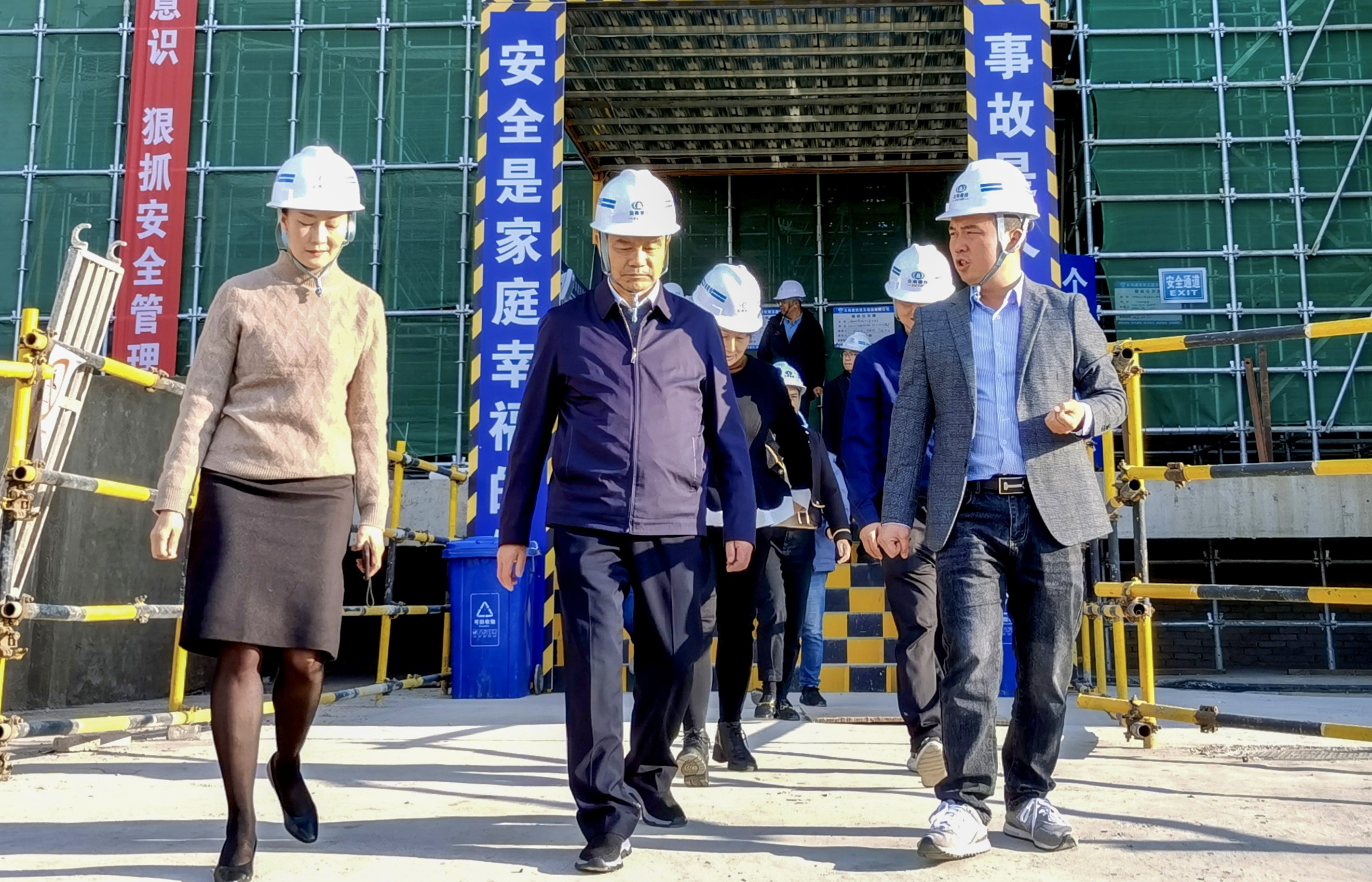 省纪委监委驻省总工会纪检组组长、省总工会党组成员王福其一行到云南省妇女儿童发展中心建设项目调研