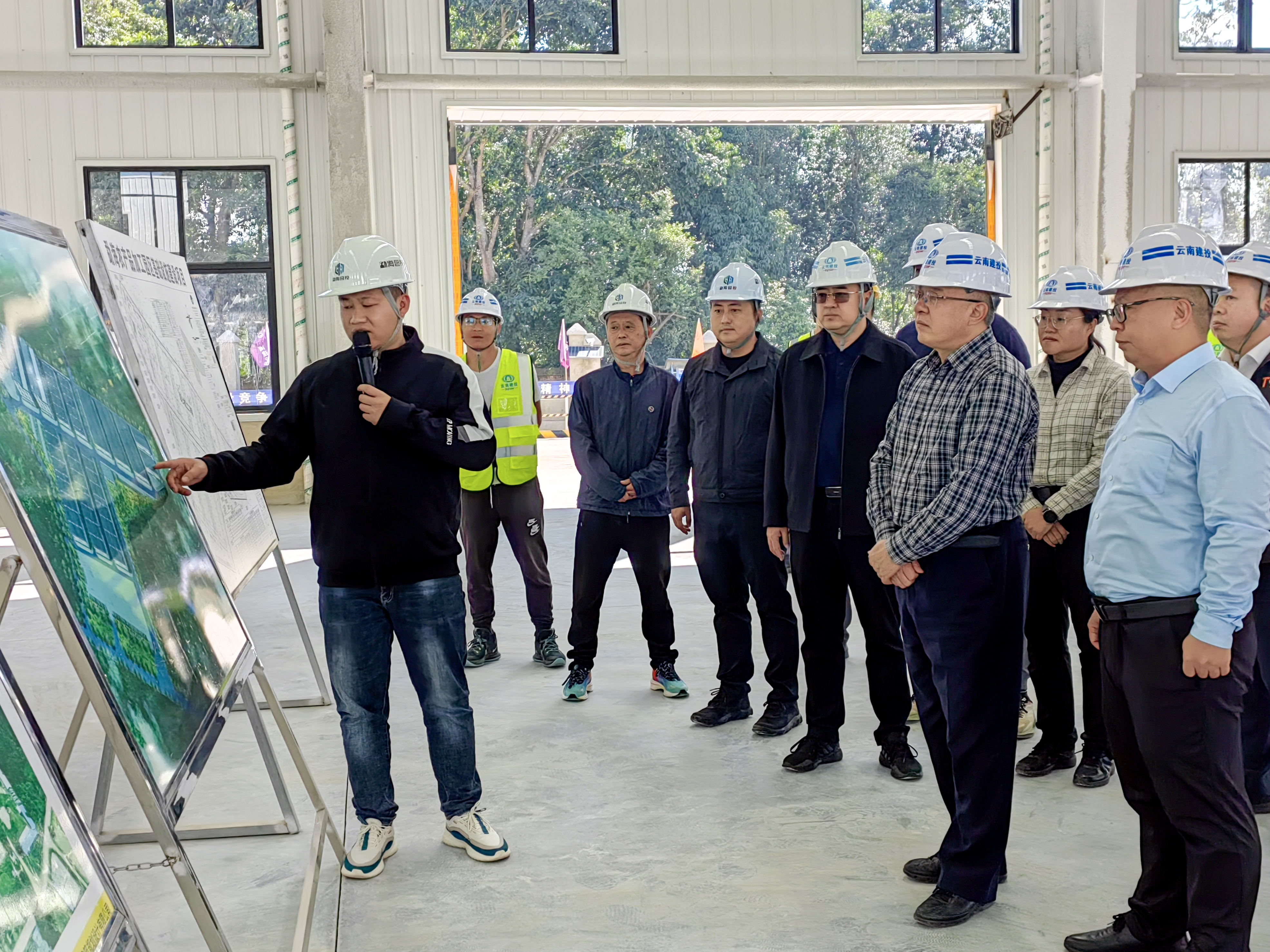 西双版纳州委书记朱家伟到勐海农产品加工园区基础设施建设项目调研