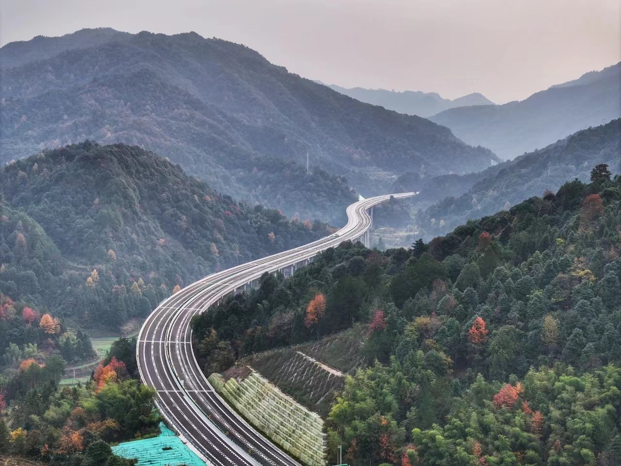 天堑变通途 险阻可通路 湖南芷铜高速正式通车运营