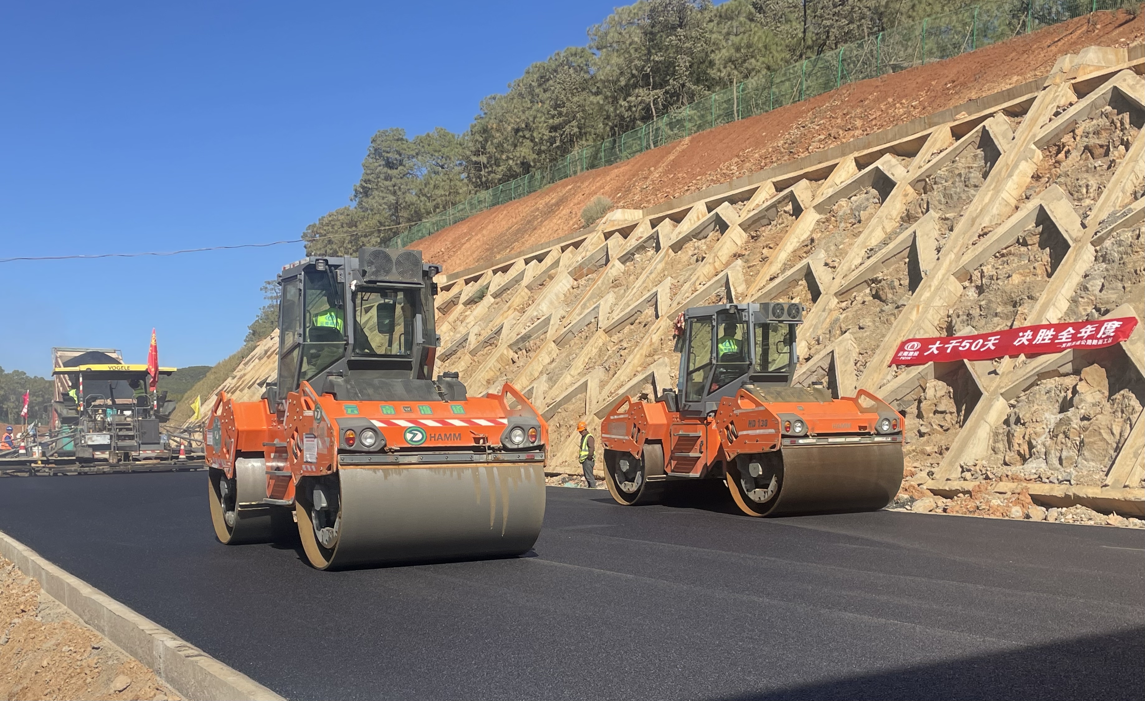 宾鹤高速沥青上面层试验段铺筑完成