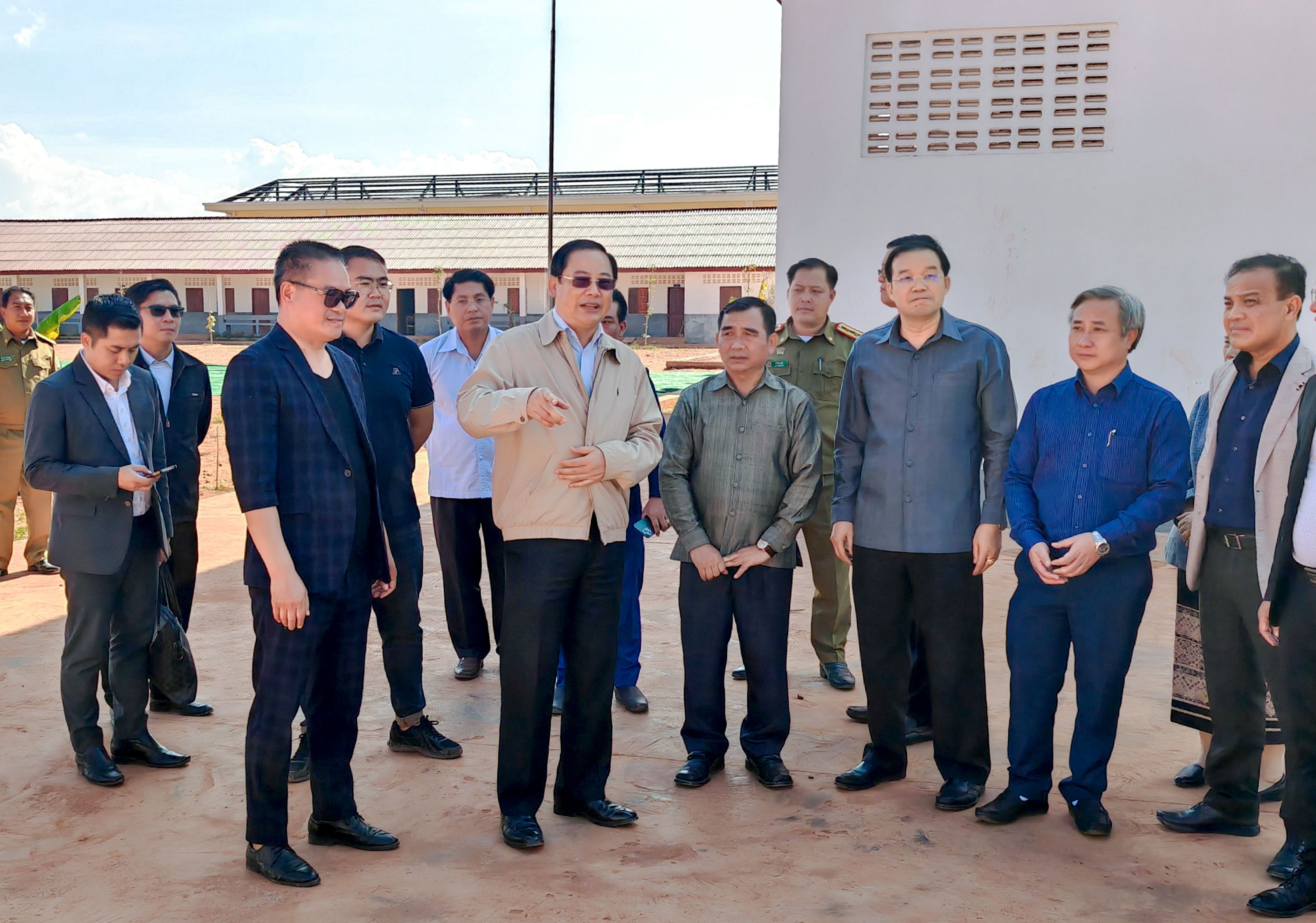 老挝总理宋赛·西潘敦调研老挝丰沙里省替代发展示范项目