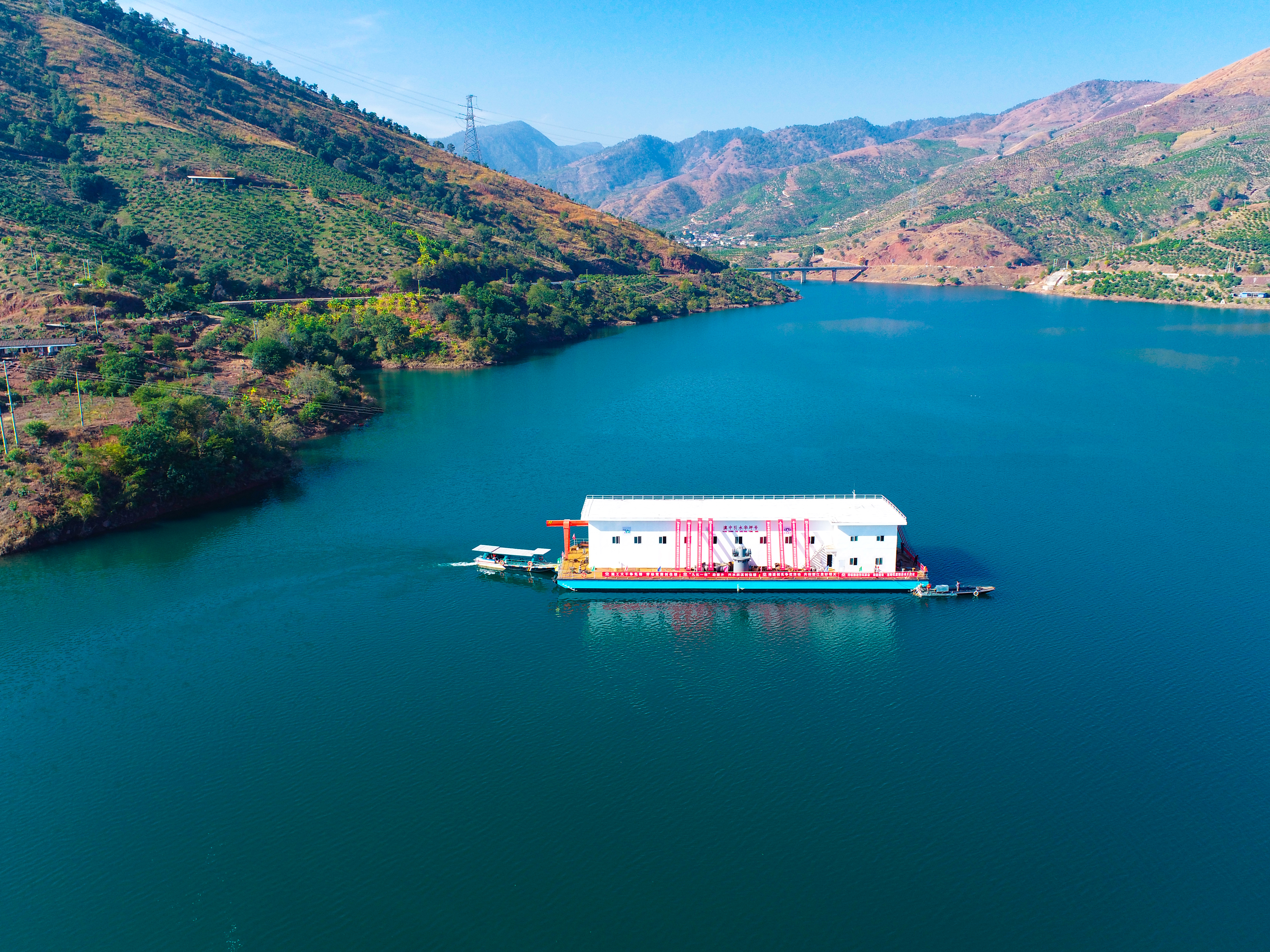 “滇中引水华坪号”浮船成功下水