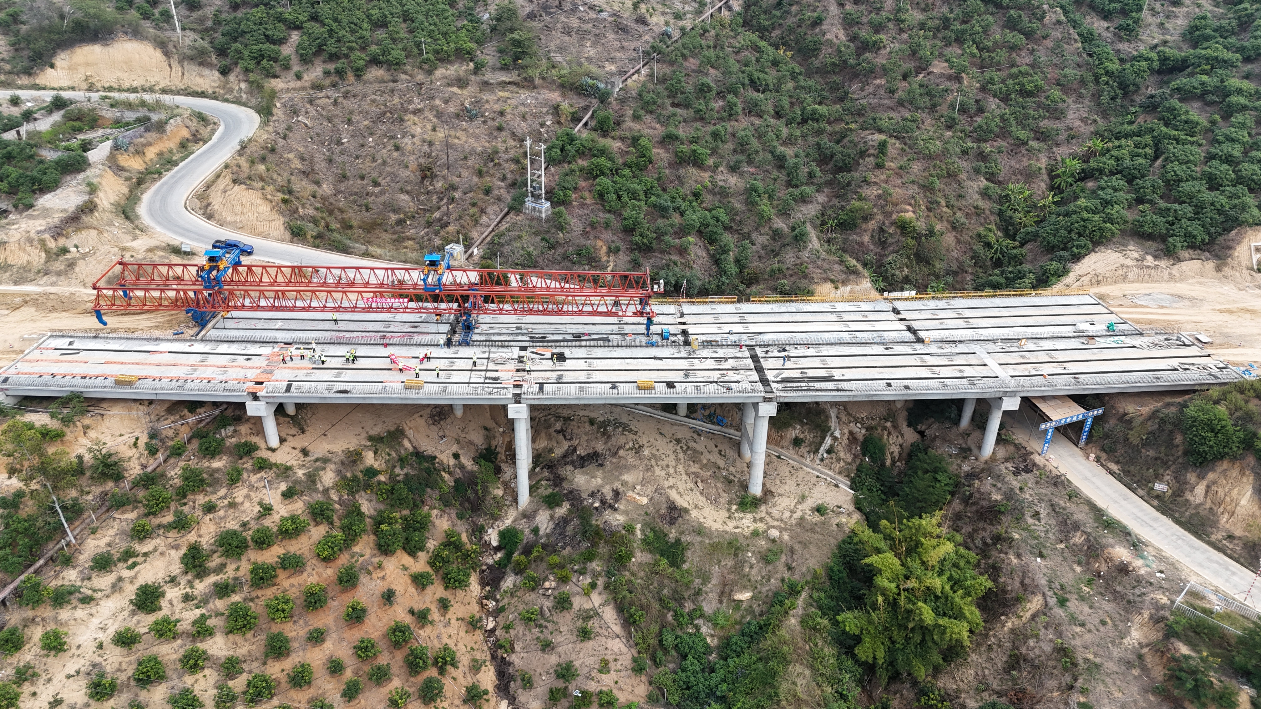 永金高速曼来二号大桥架设完成