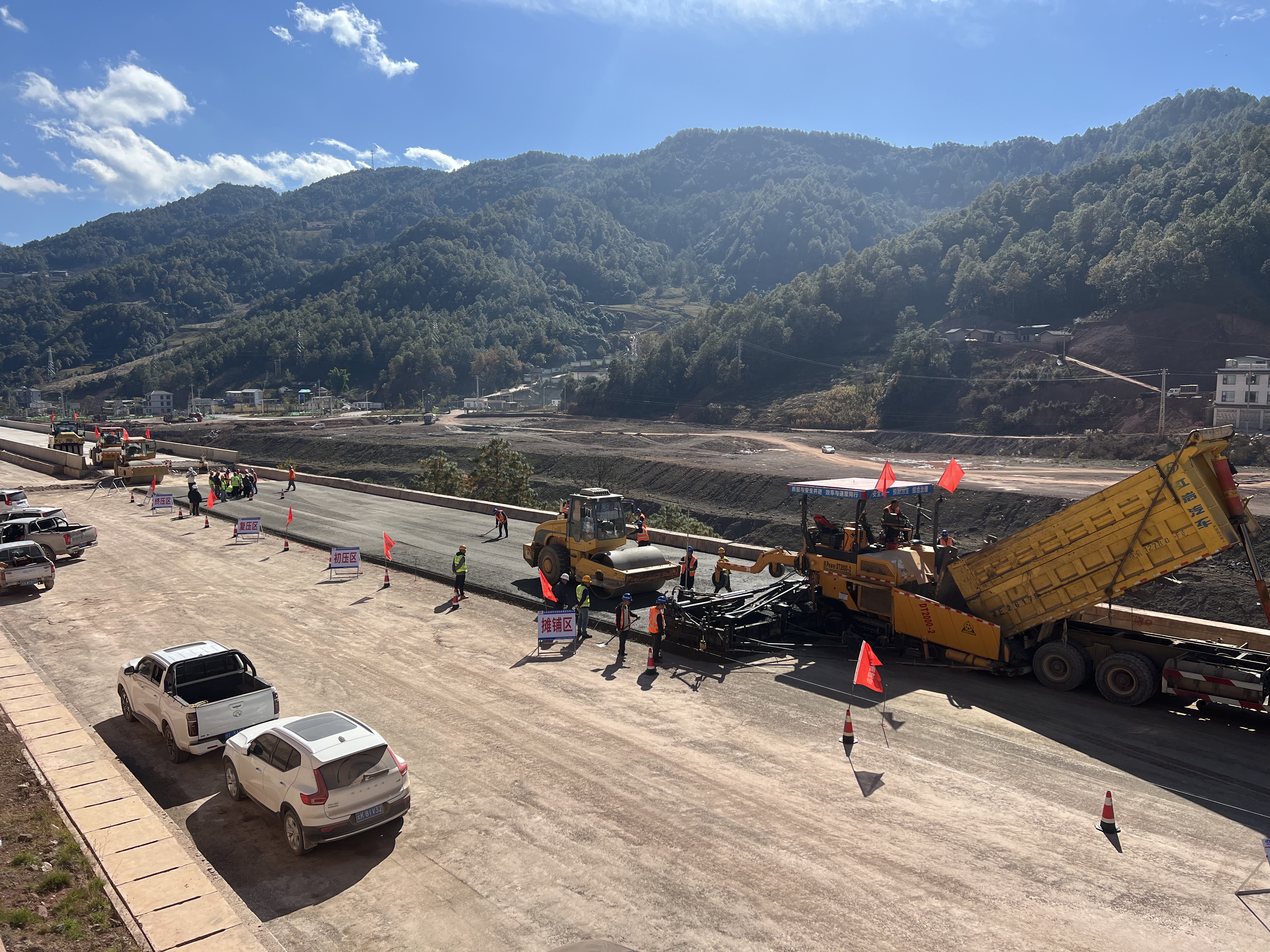 云兰高速级配基层试验段铺筑完成