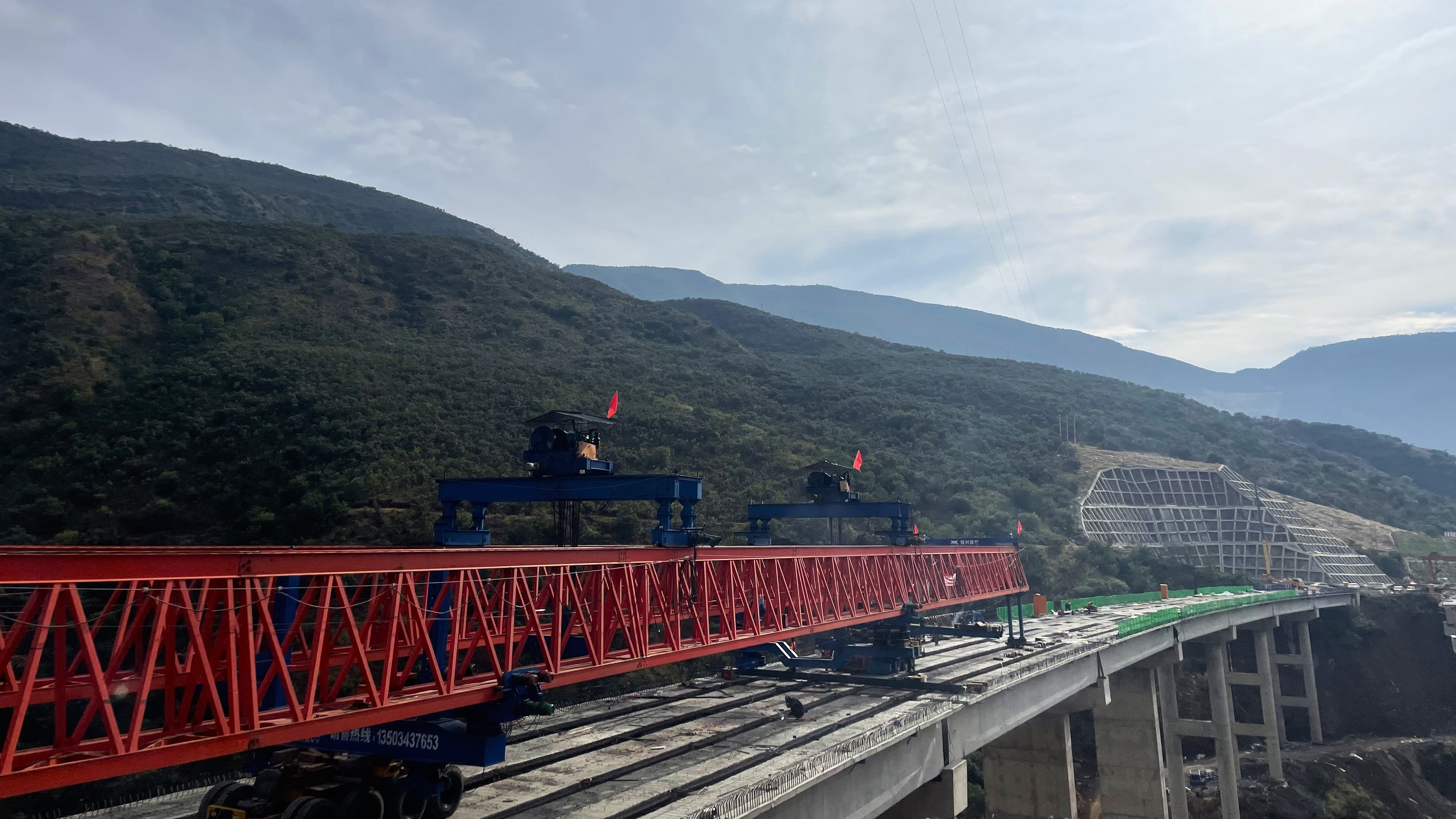 宾鹤高速雷音寺1号大桥、铁中坡2号大桥贯通