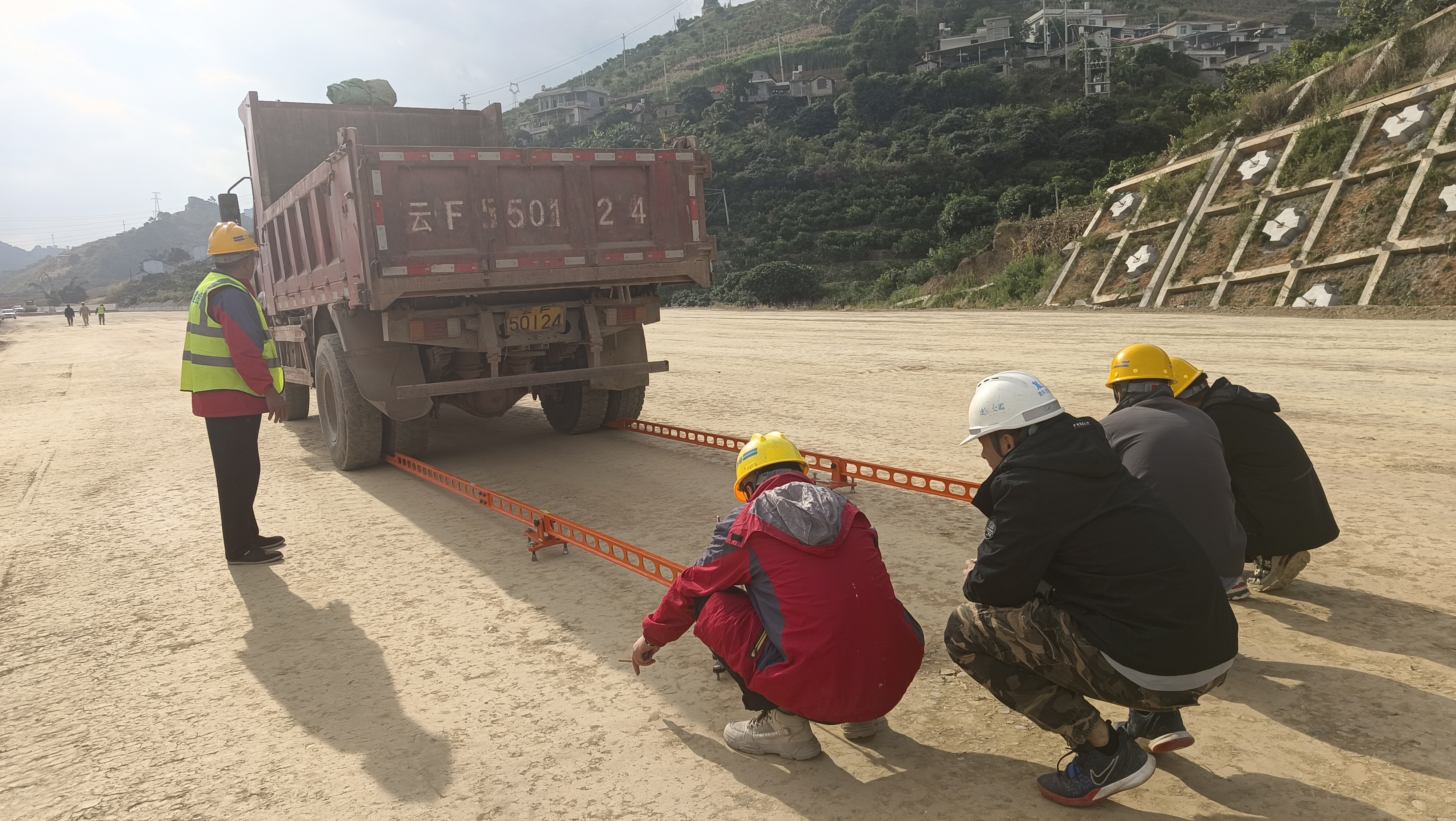 永金高速（戛元段）腰街连接线细丫口段路面工程开始铺筑