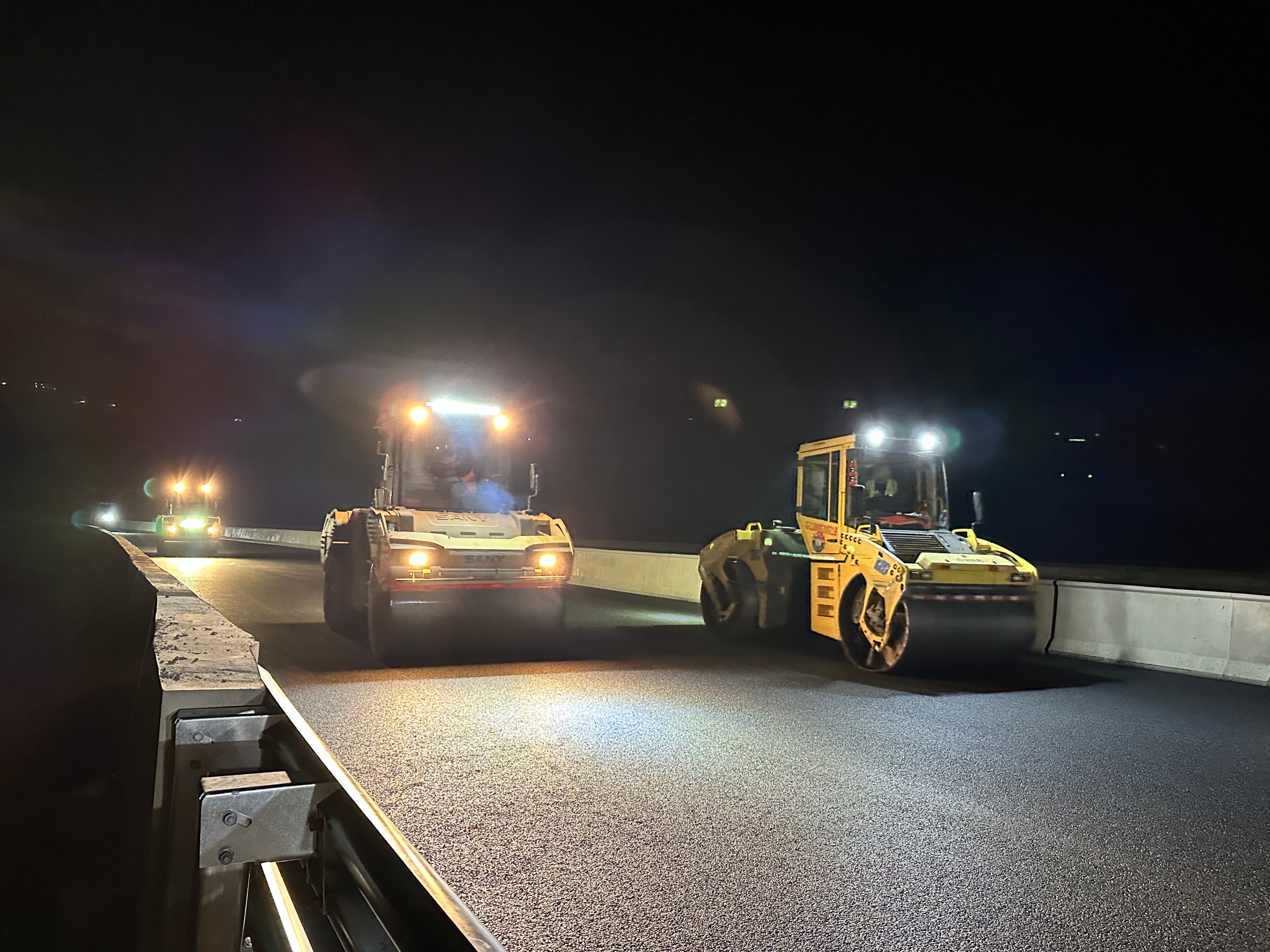 施链高速2023年通车段主线沥青下、中面层铺筑完成