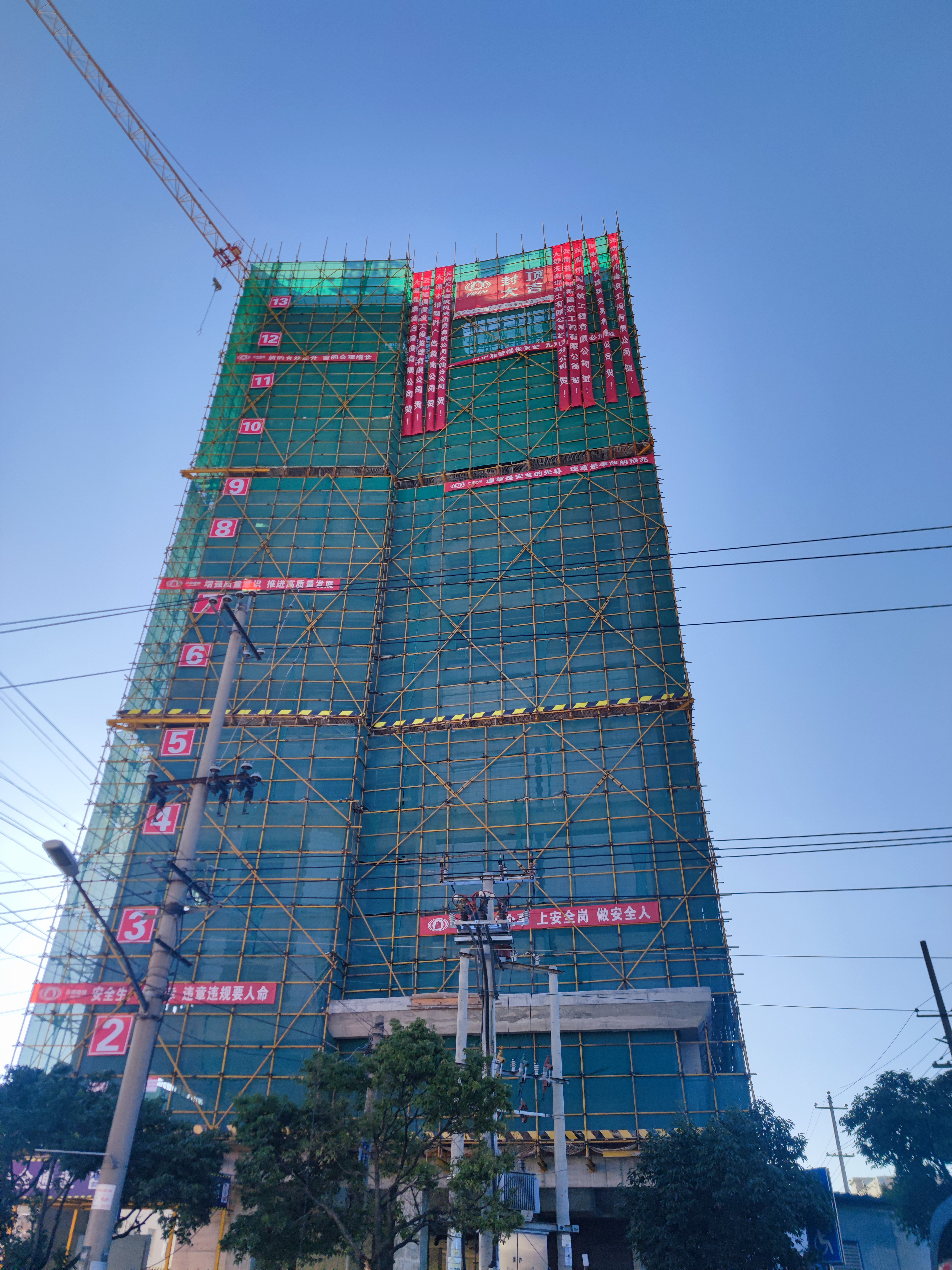 大理凤仪凤栖酒店项目主体封顶