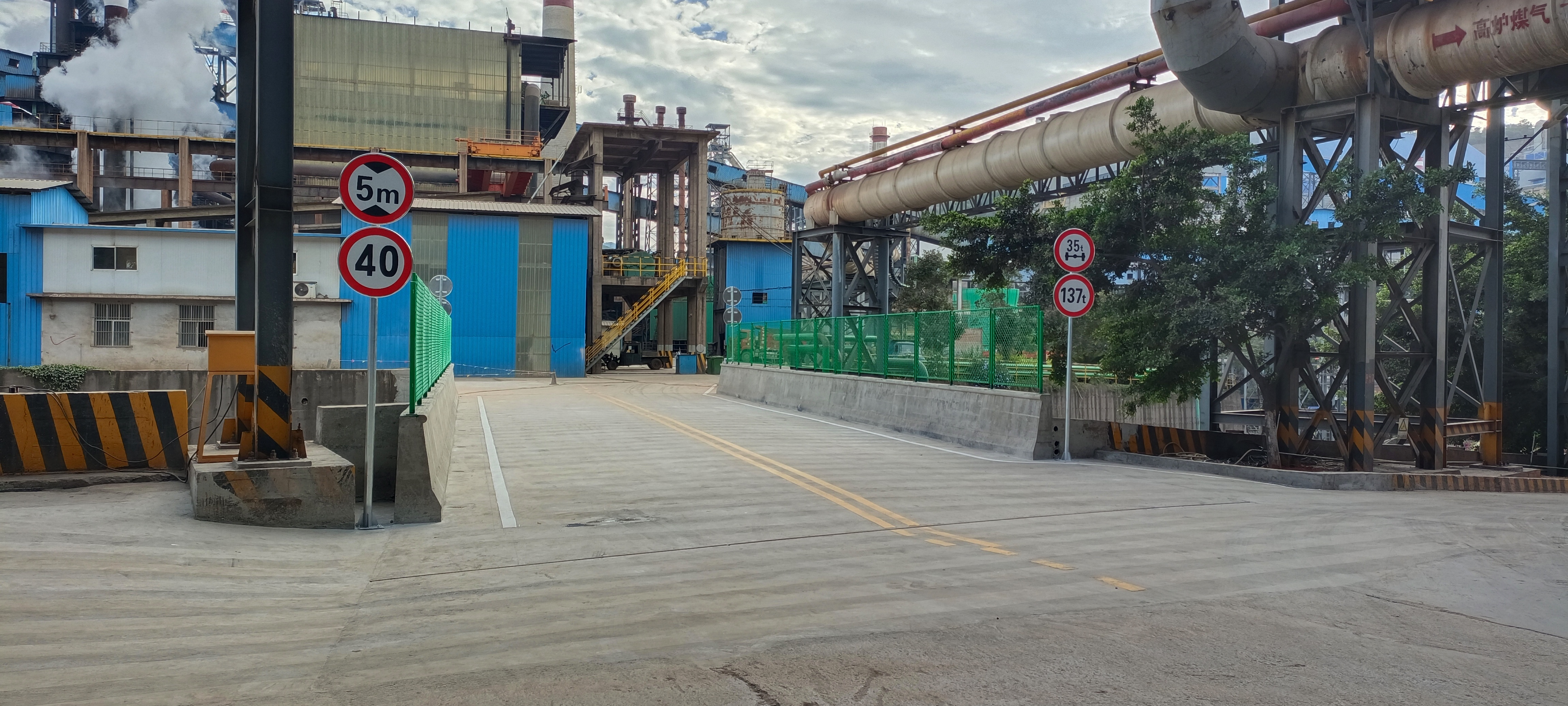 云南仙福钢铁世界杯足球网厂区跨213国道桥梁项目通过竣工验收