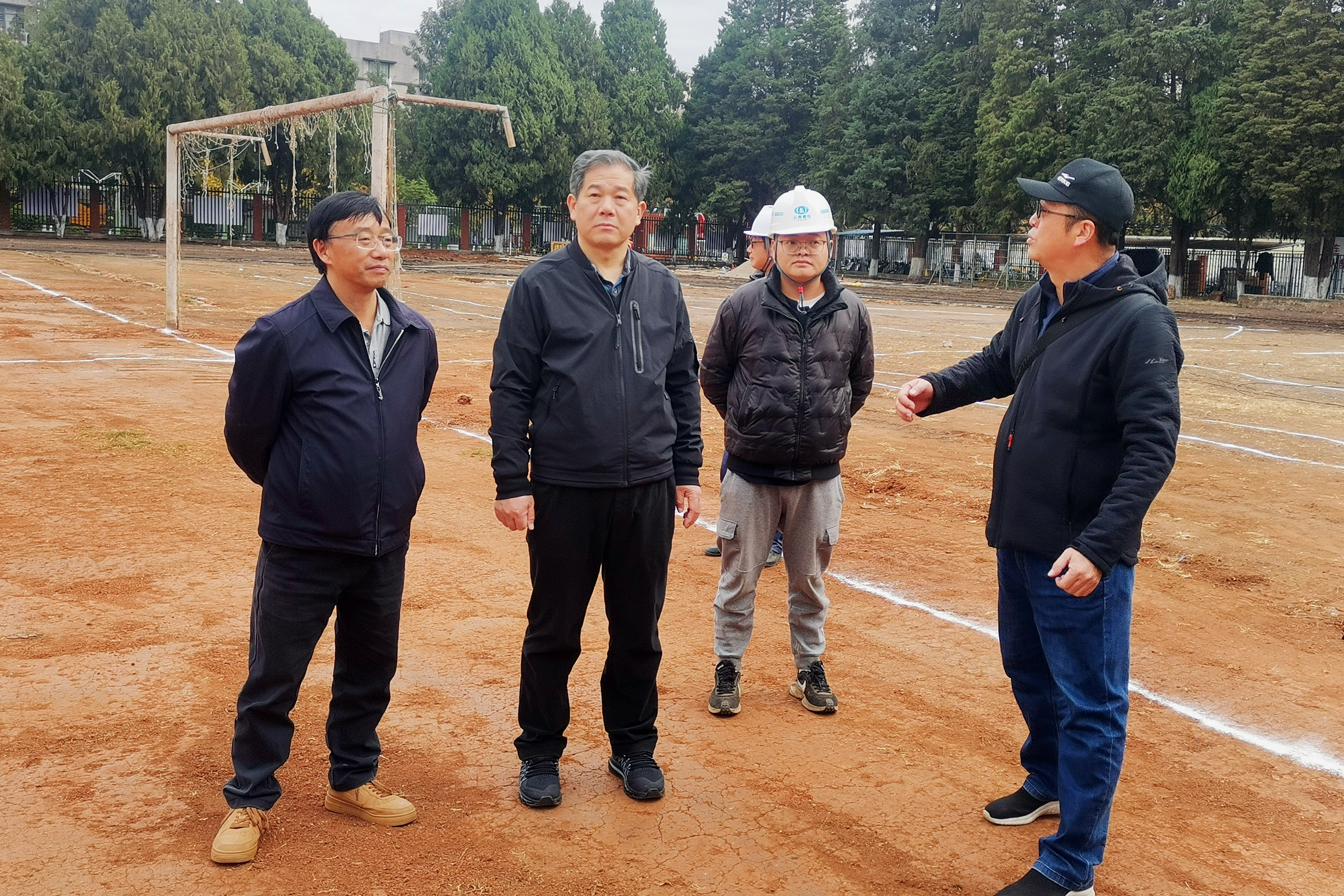 昆明理工大学党委副书记、校长王华到昆明理工大学莲华校区体育场修缮项目调研