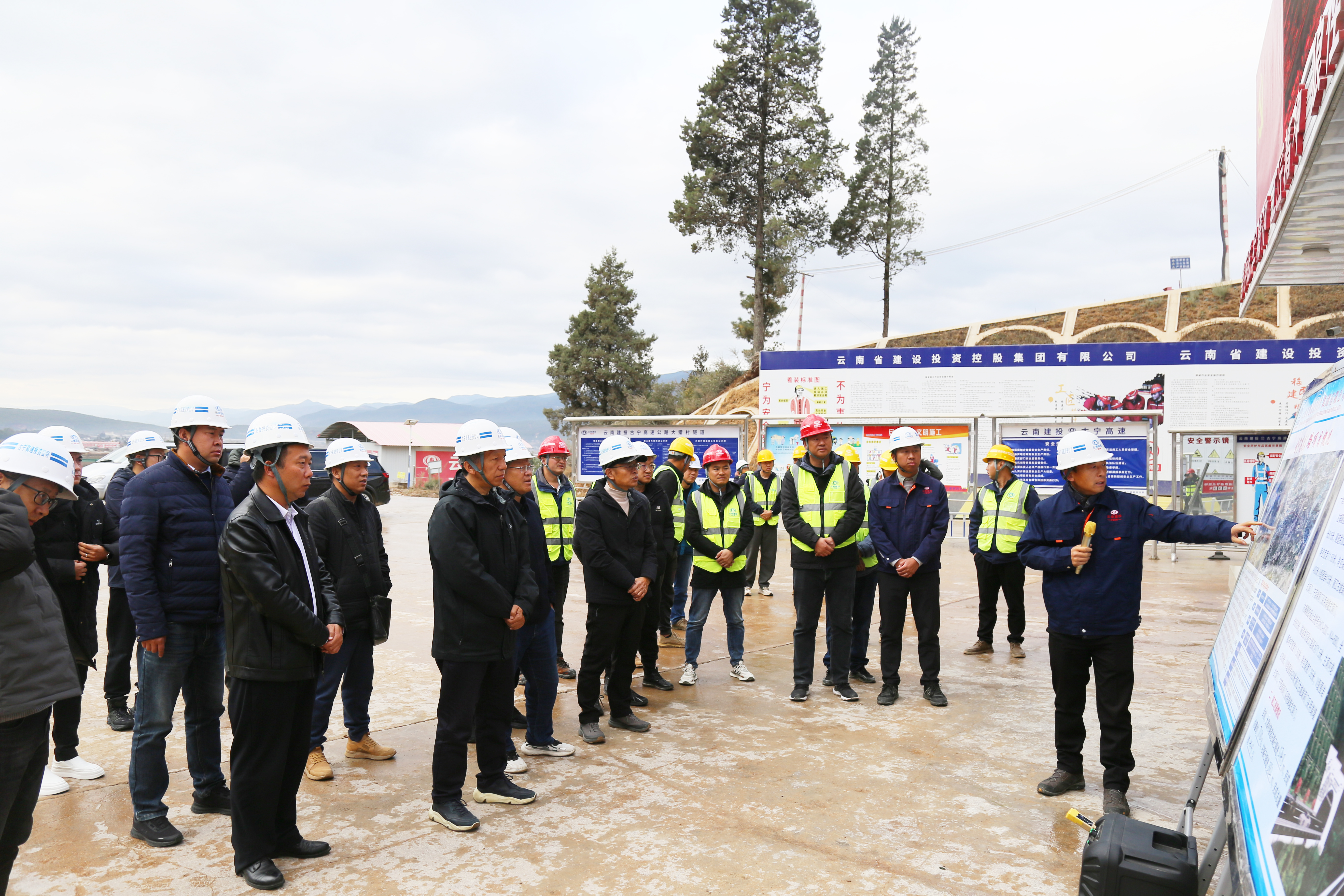 省交通运输厅安全总监、二级巡视员和昆到古宁高速项目开展2023年度安全生产目标责任制实地考评