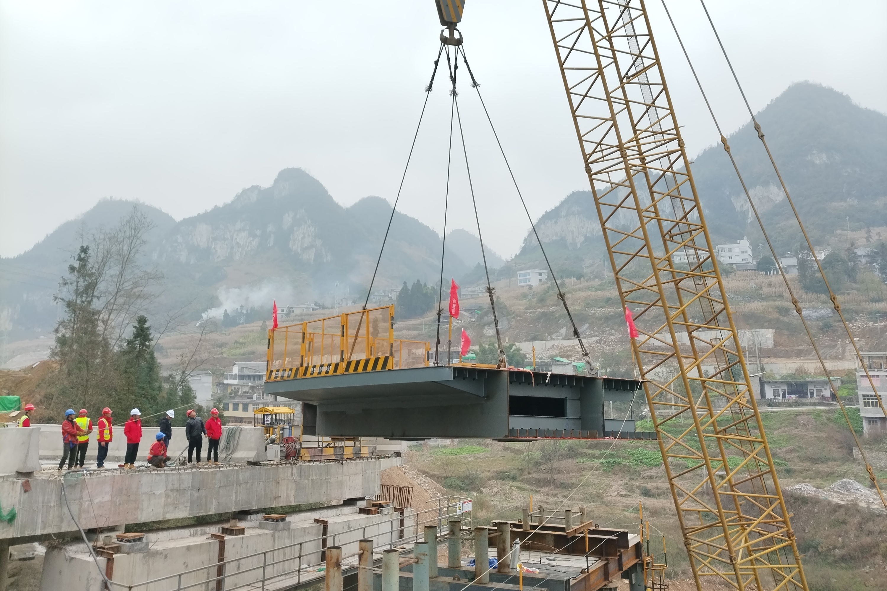 镇果公路长安互通进入钢箱梁安装阶段