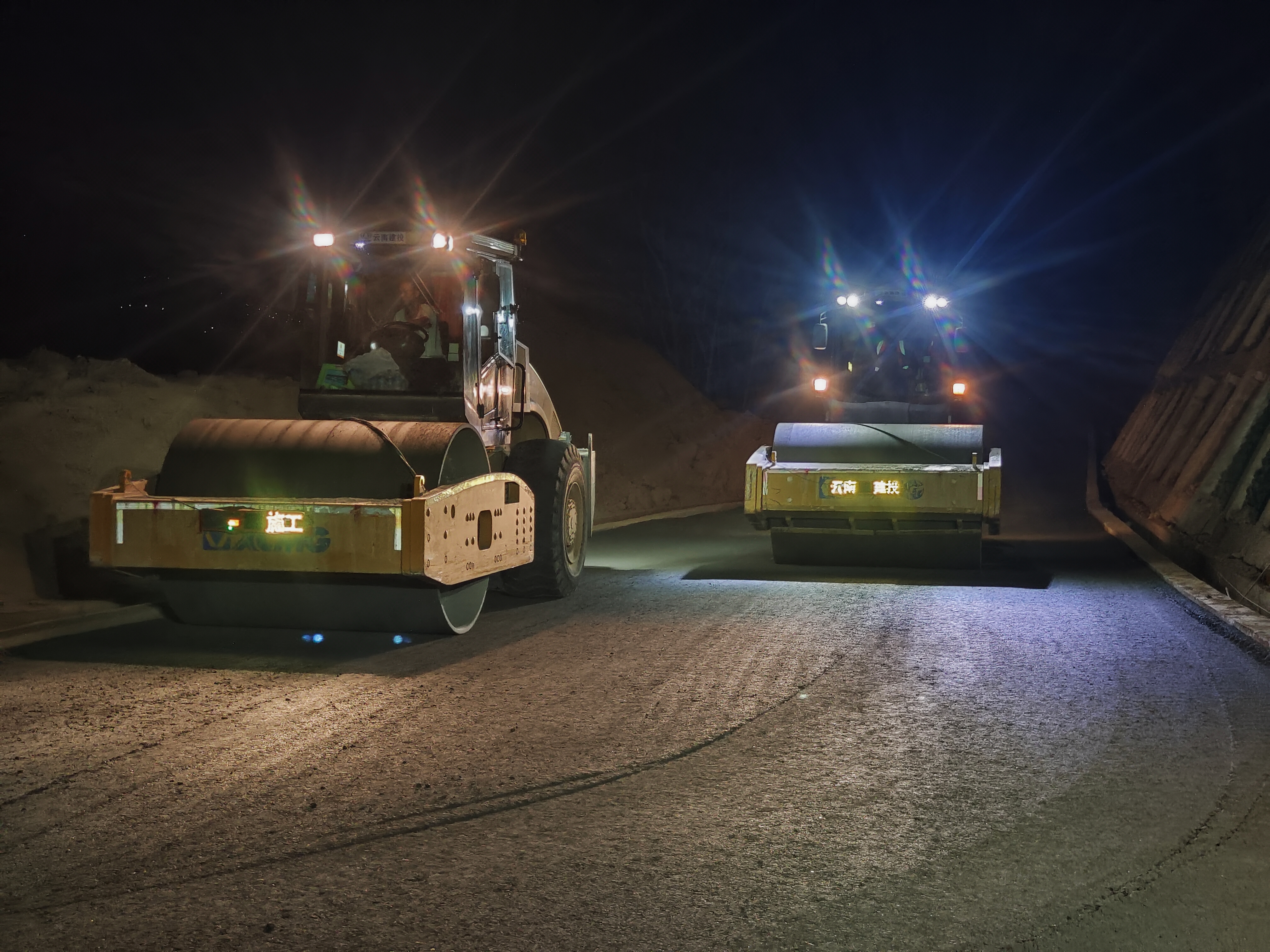 永金高速腰街连接线及改线级配水稳层铺筑完成