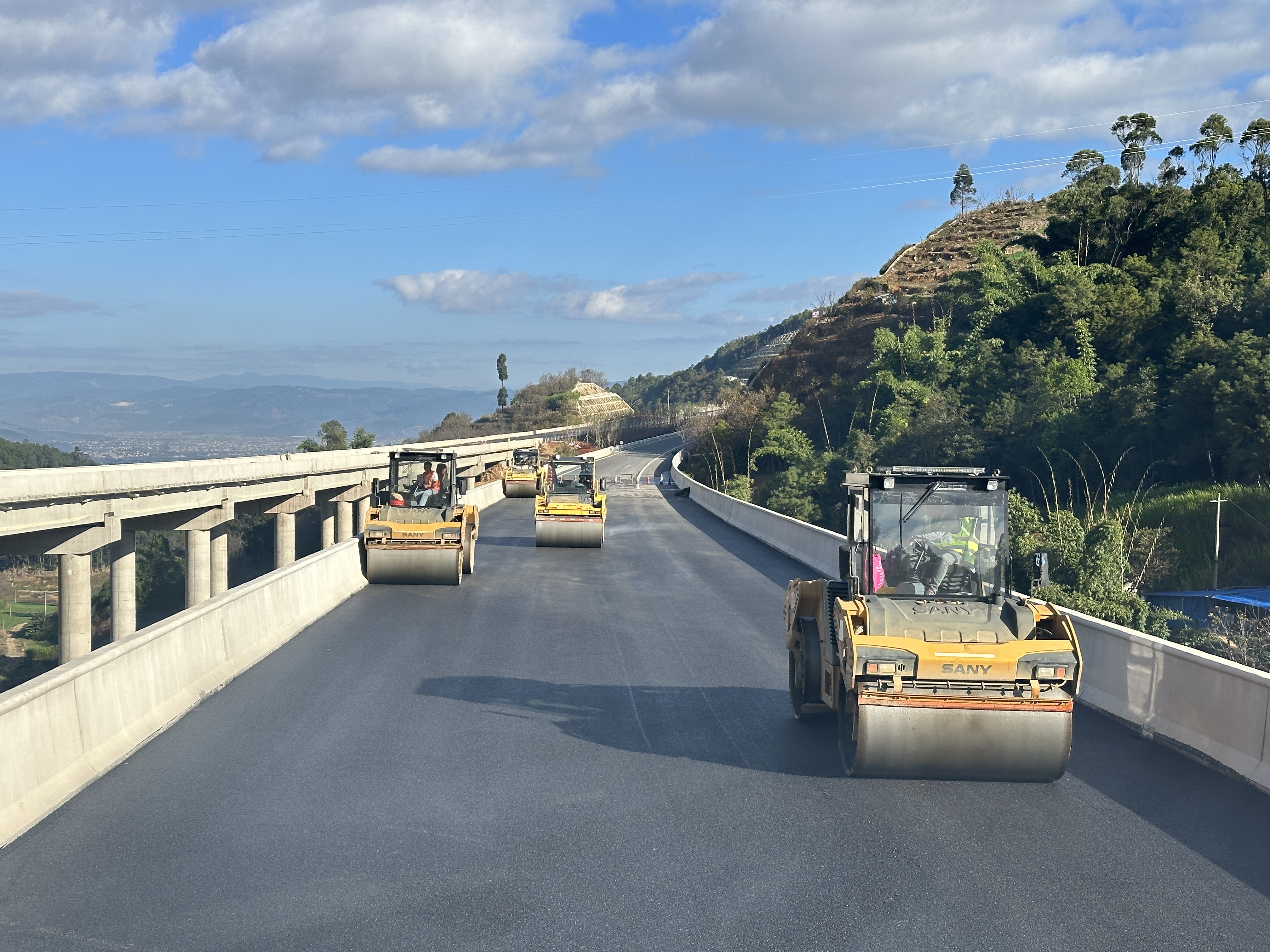 施勐高速施甸至姚关段主线沥青上面层铺筑完成