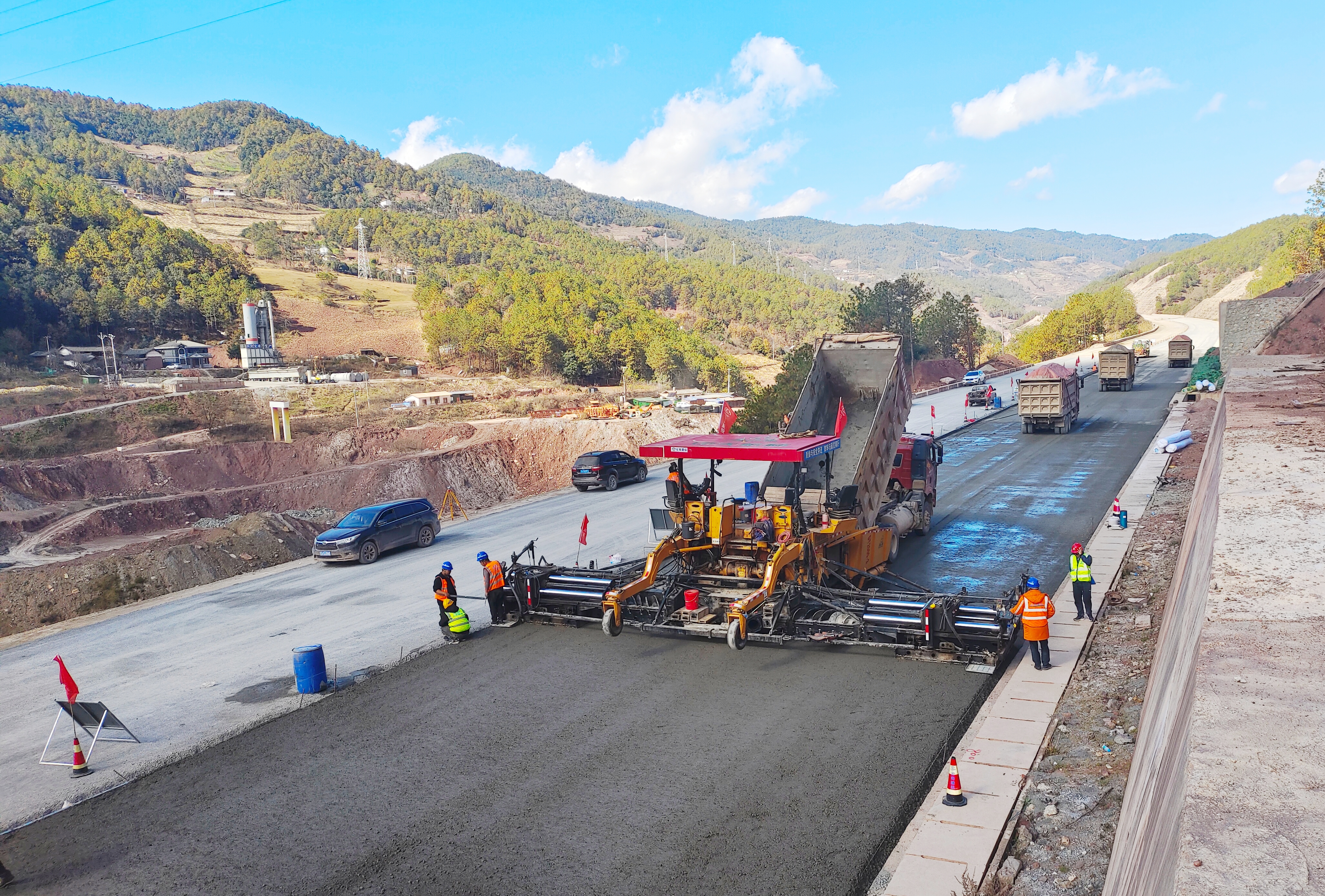 云兰高速水稳基层试验段铺筑完成