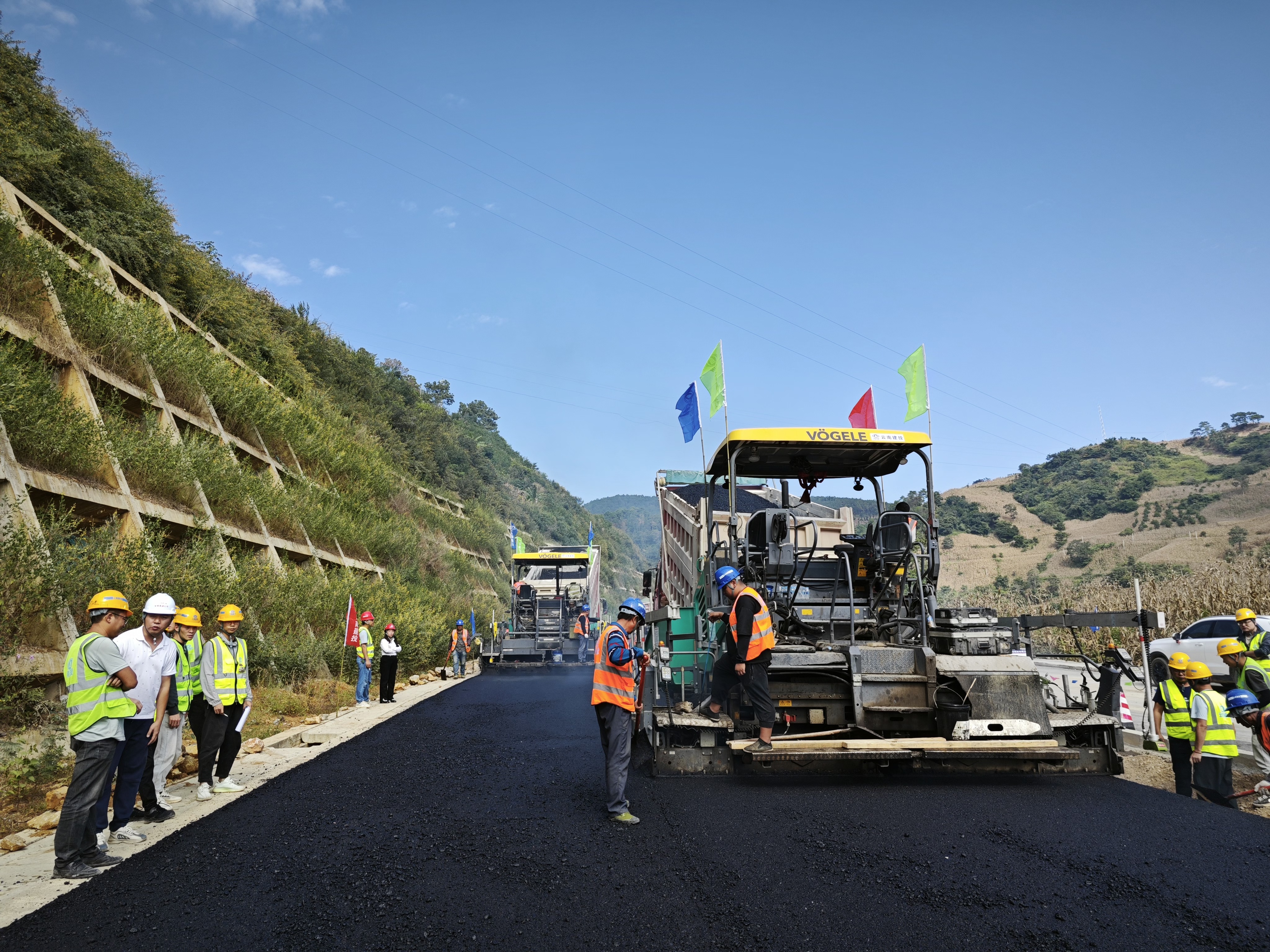 永勐高速永德连接线沥青中下面层摊铺完成