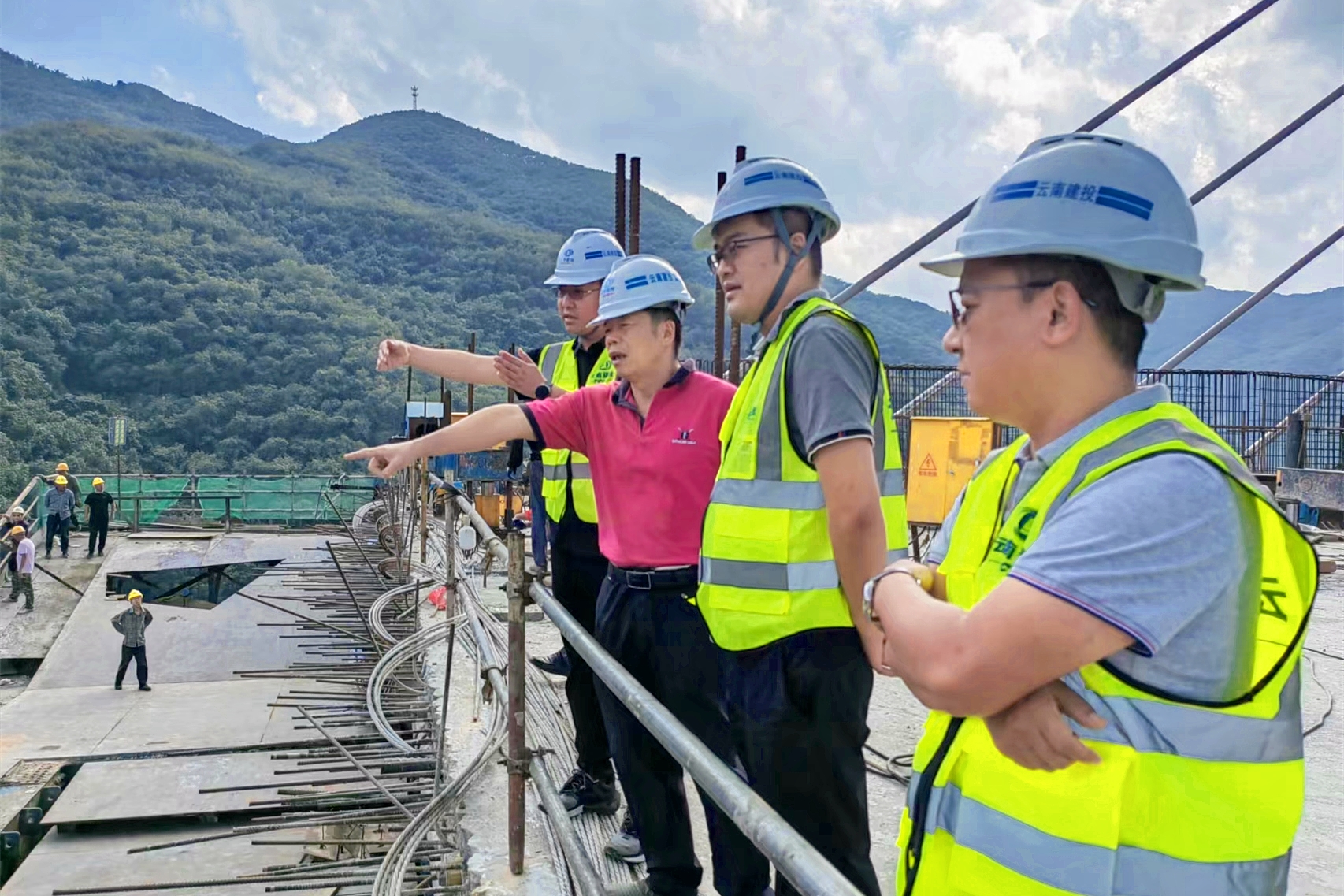 西双版纳州人大常委会副主任刘俊杰调研G214景洪南过境公路、神秘谷澜沧江大桥项目