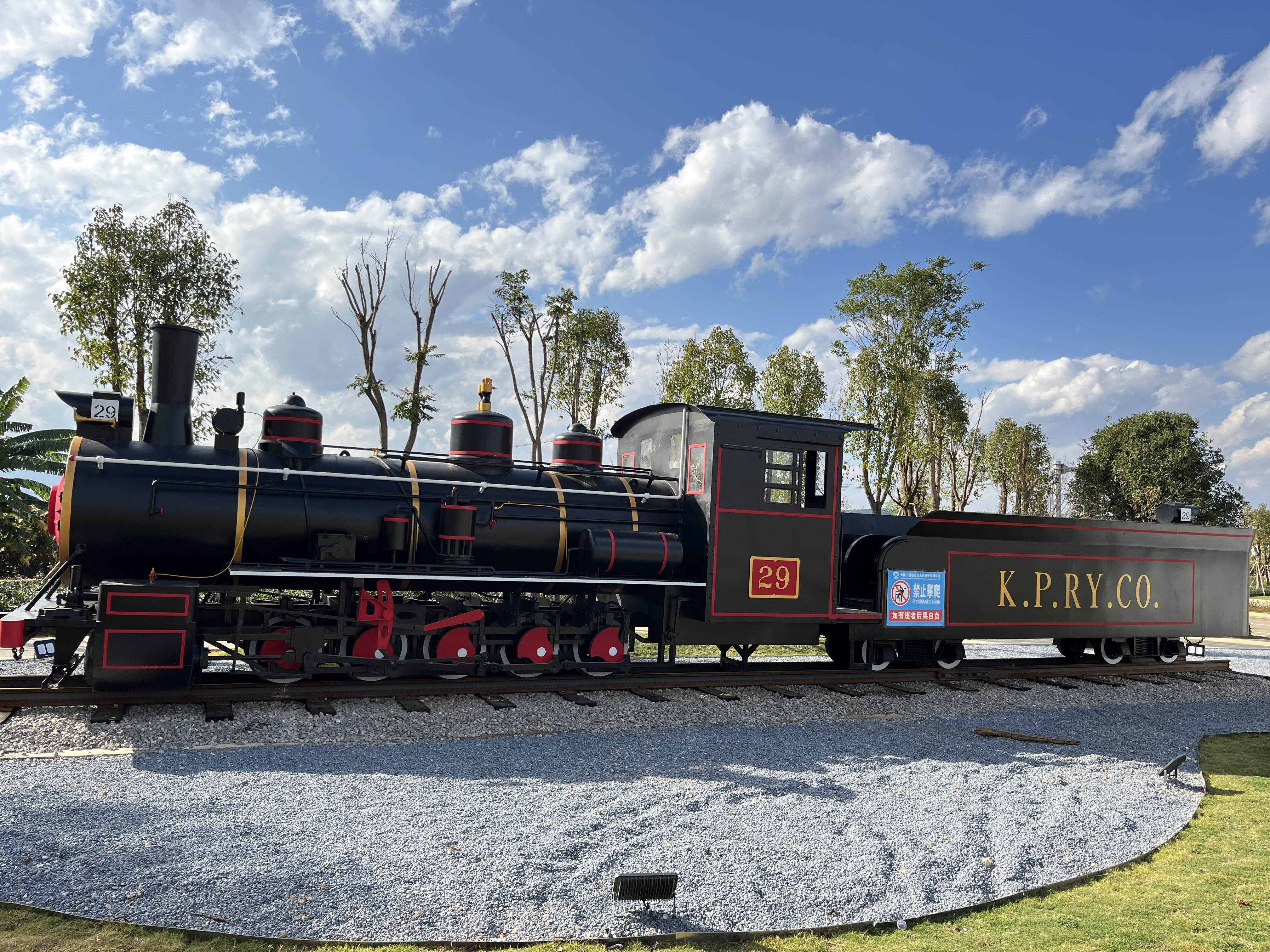 百年米轨焕新生！蒙自绿美城市项目“百年滇越铁路”景观火爆出圈