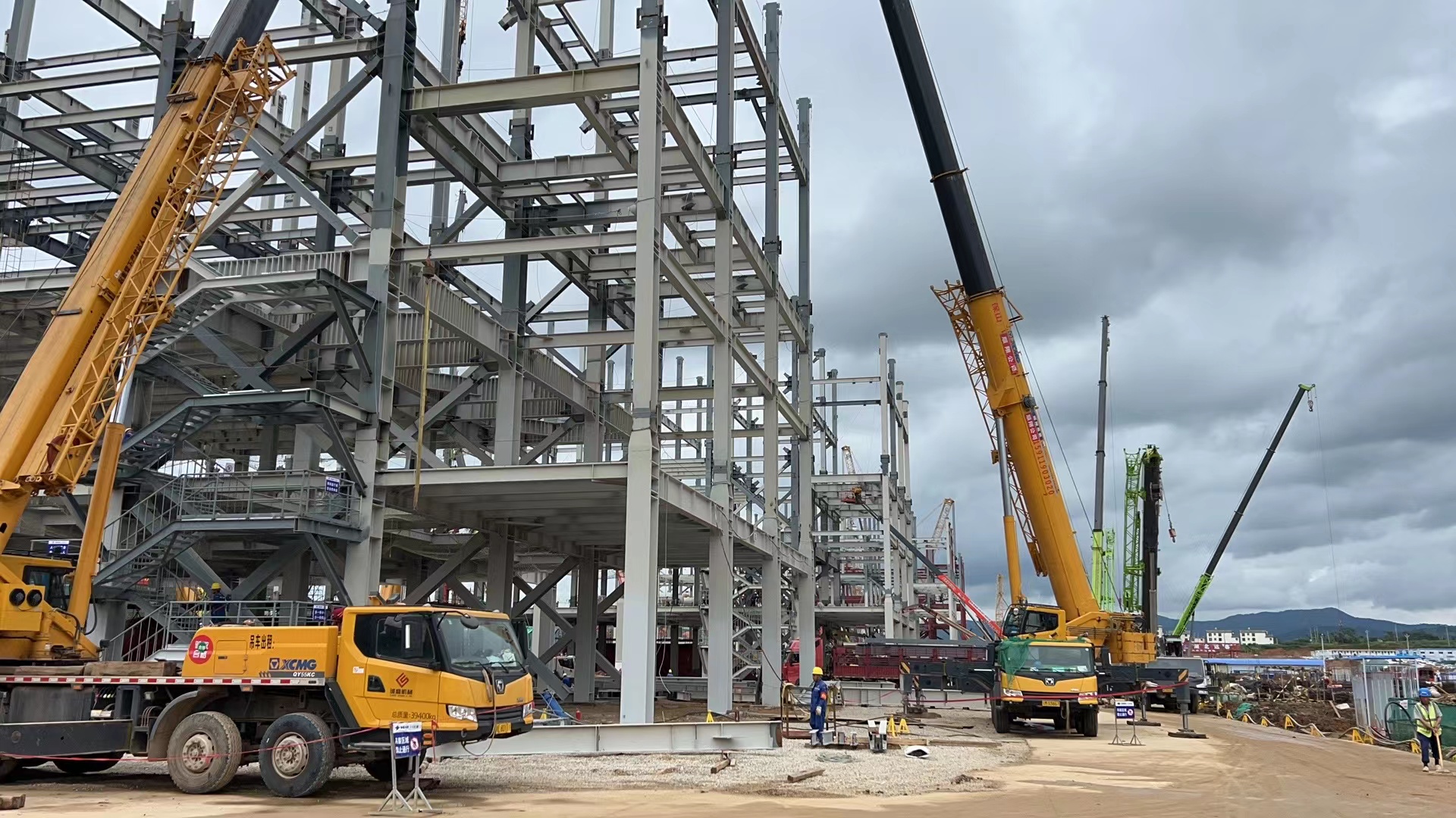 云南通威高纯晶硅绿色能源钢结构加工运输项目顺利完成