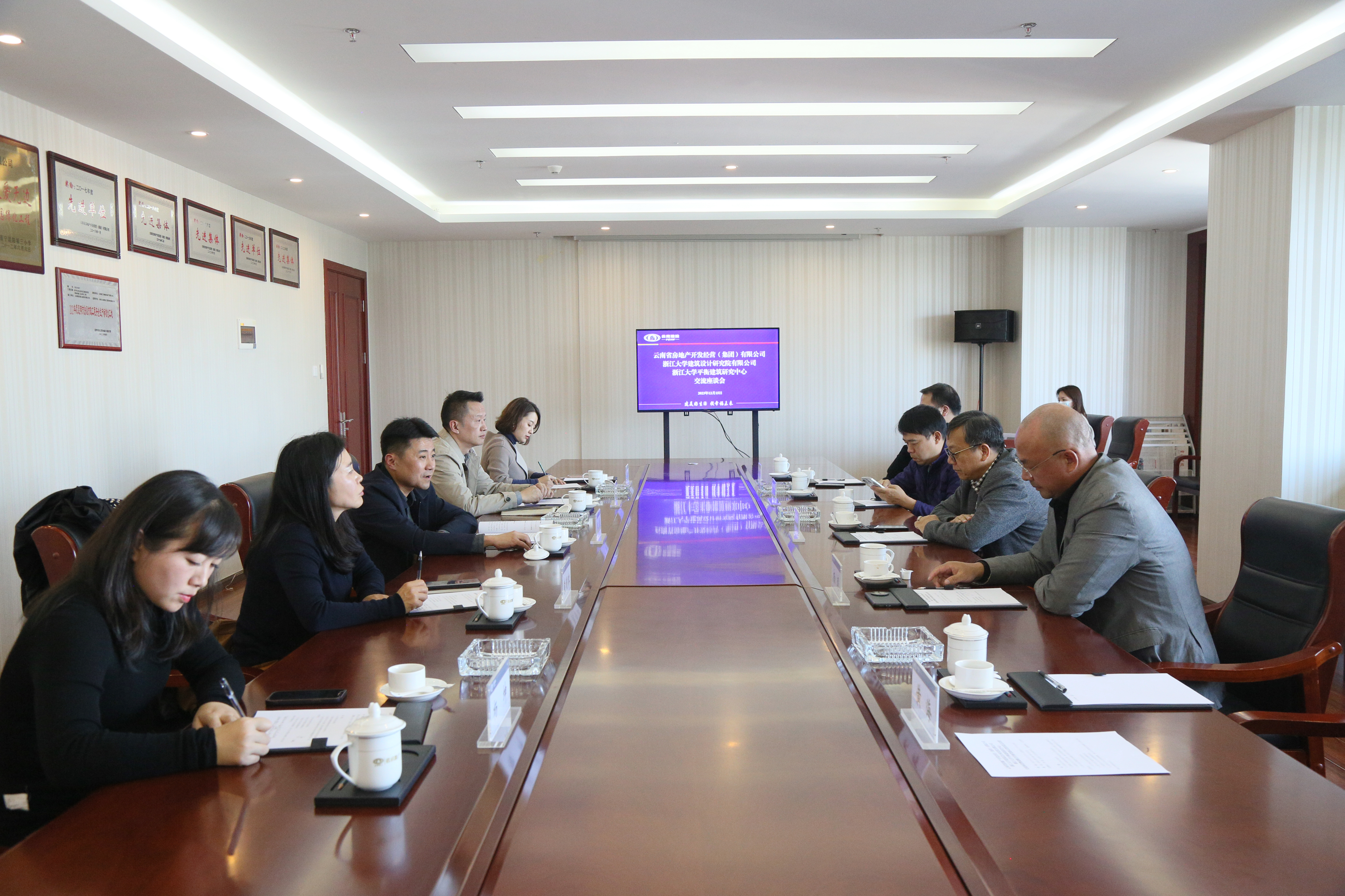 省房世界杯足球平台与浙大设计院、浙大平衡建筑研究中心签订战略合作框架协议