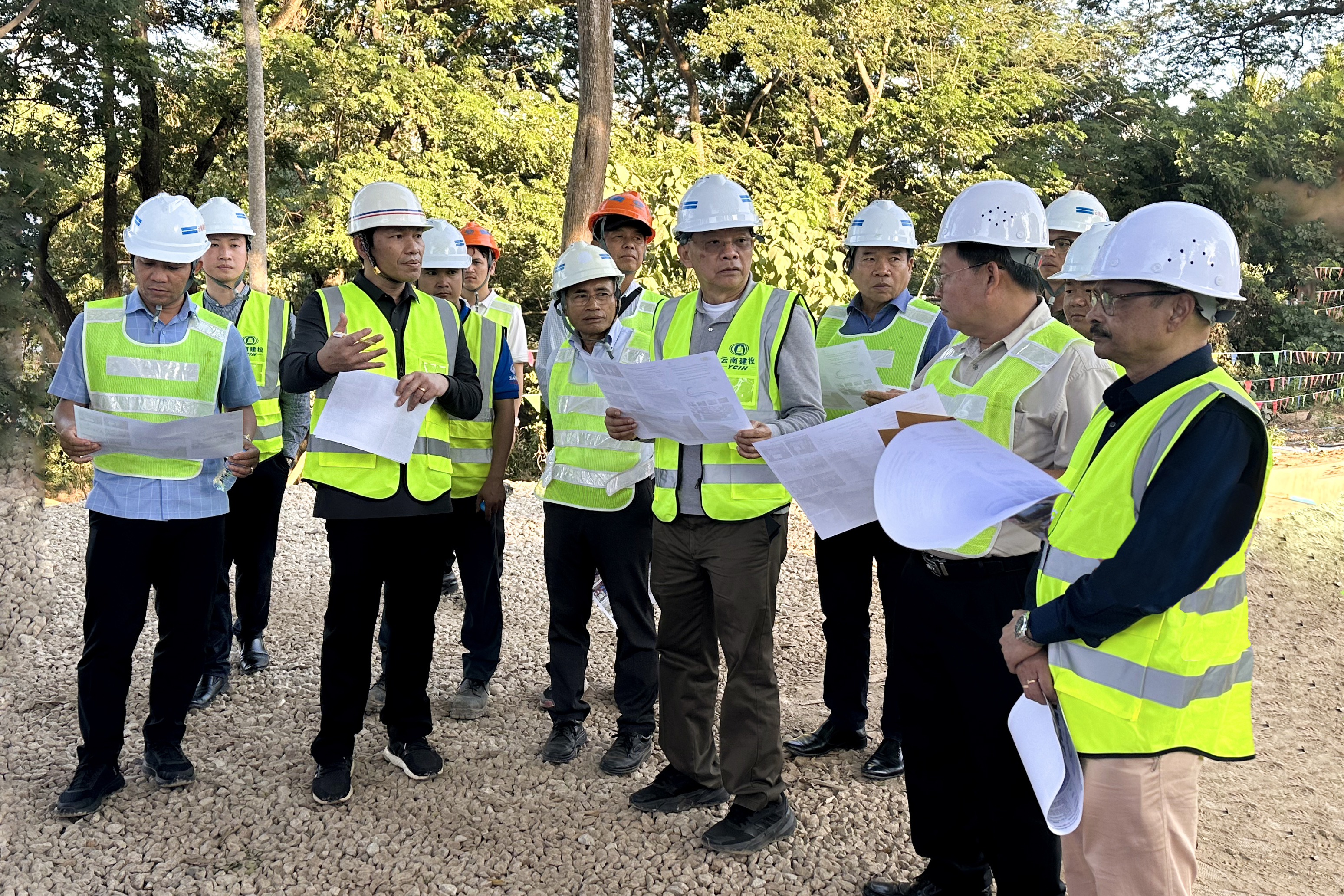 老挝国会副主席宋玛·奔舍那调研老挝琅勃拉邦省湄公河和南康河灾害风险管理项目