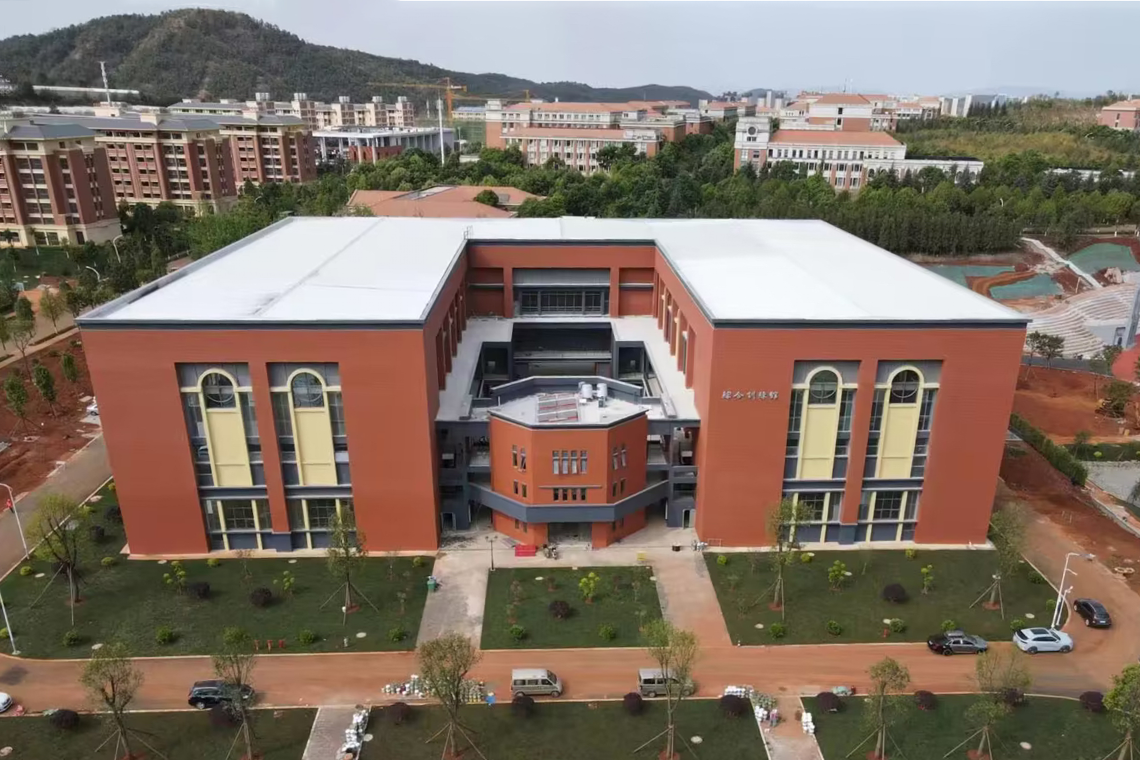 云大呈贡校区教学实验楼13号获评“国家AAA级安全文明标准化工地”