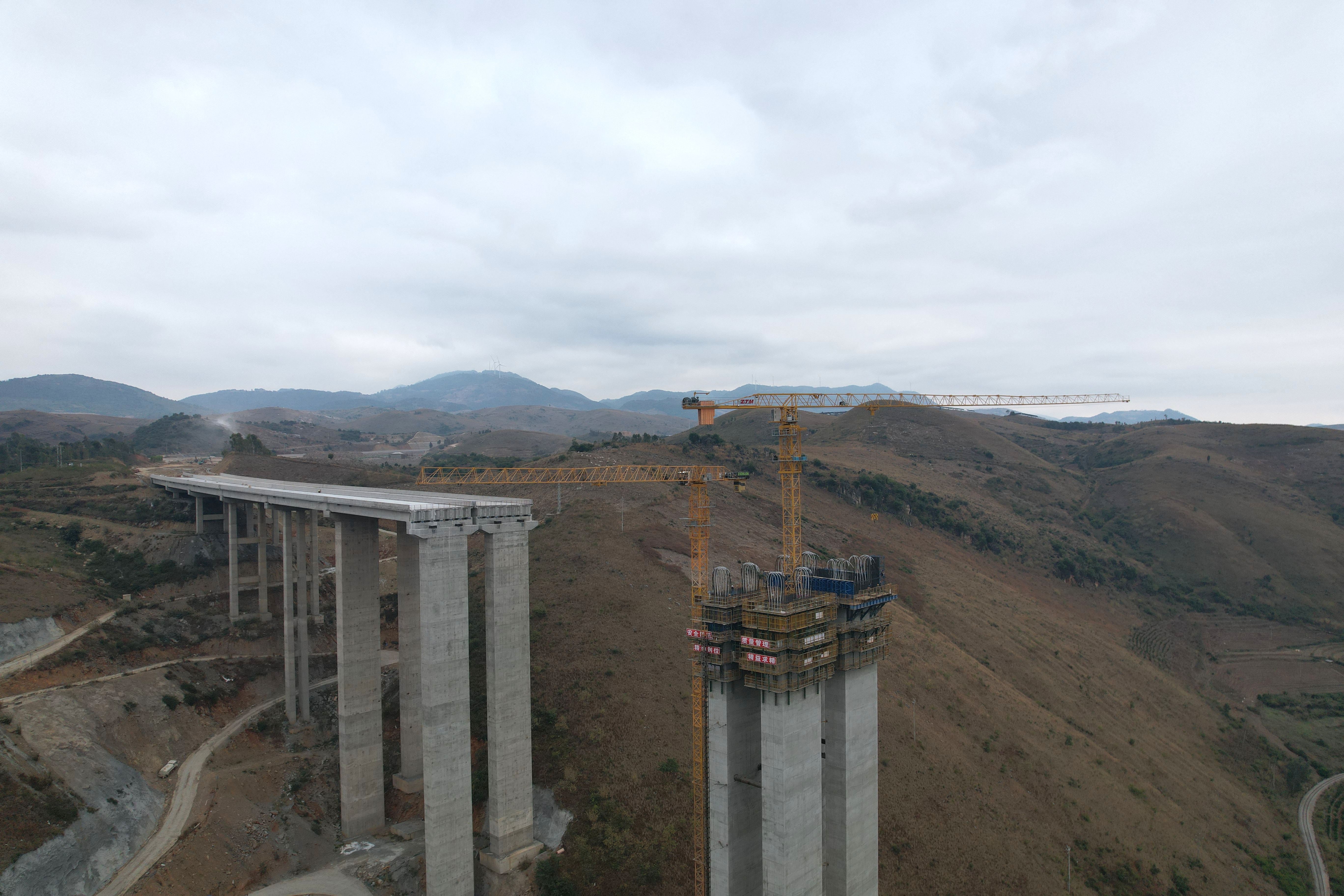 弥玉高速南盘江特大桥弥勒岸主墩封顶