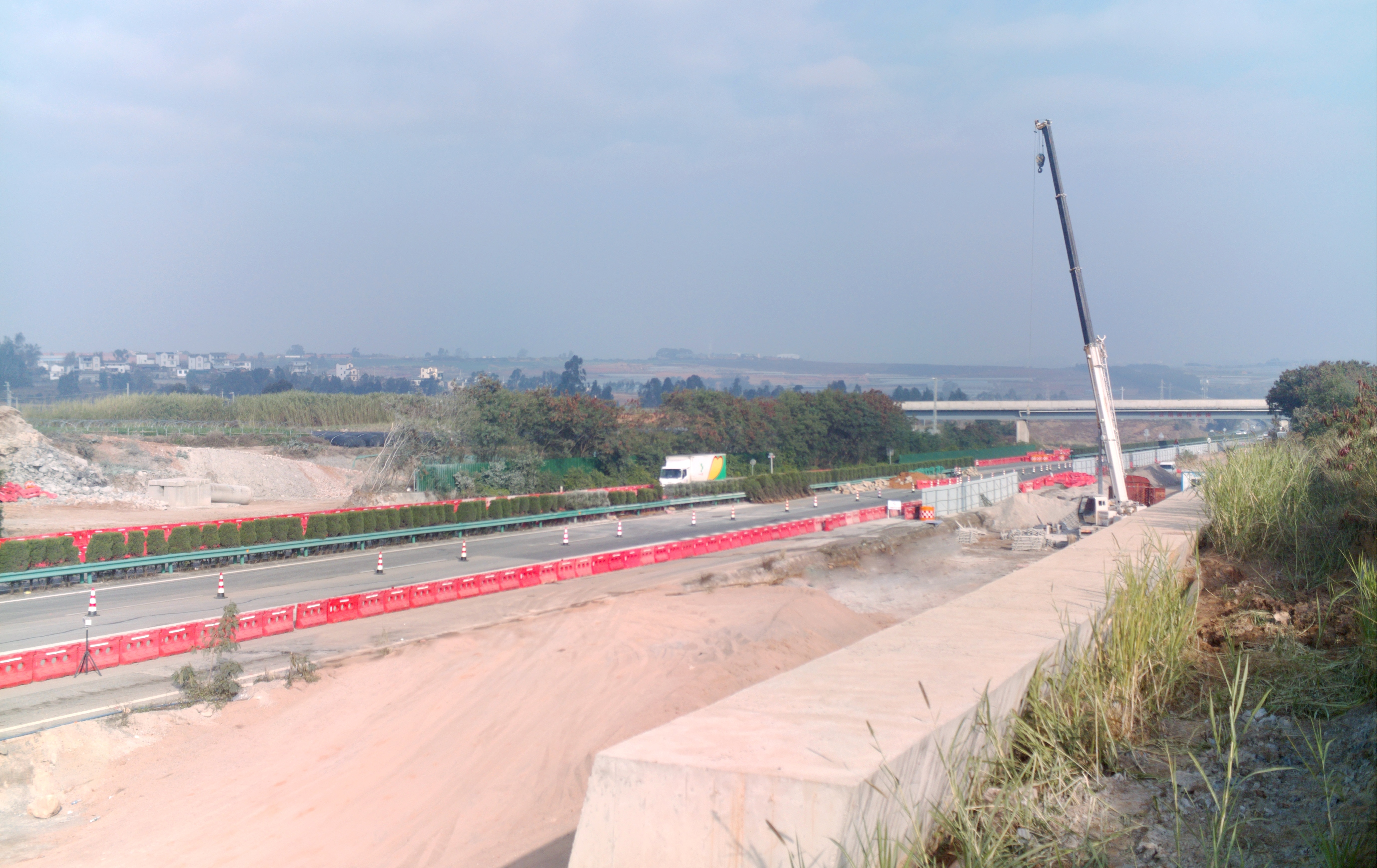 弥玉高速新哨互通跨G80广昆高速（石锁段）天桥顺利拆除