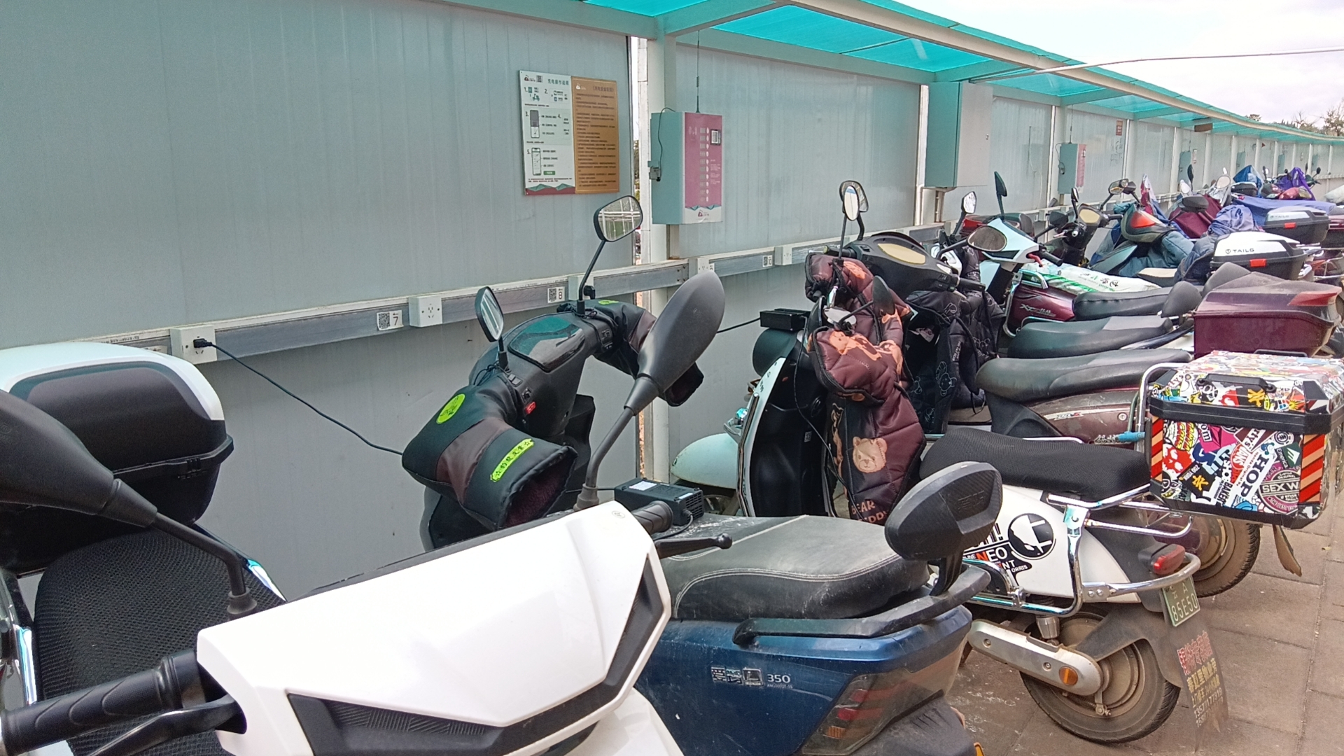 四公司国际供应链示范中心项目设立电动车智能共享充电站