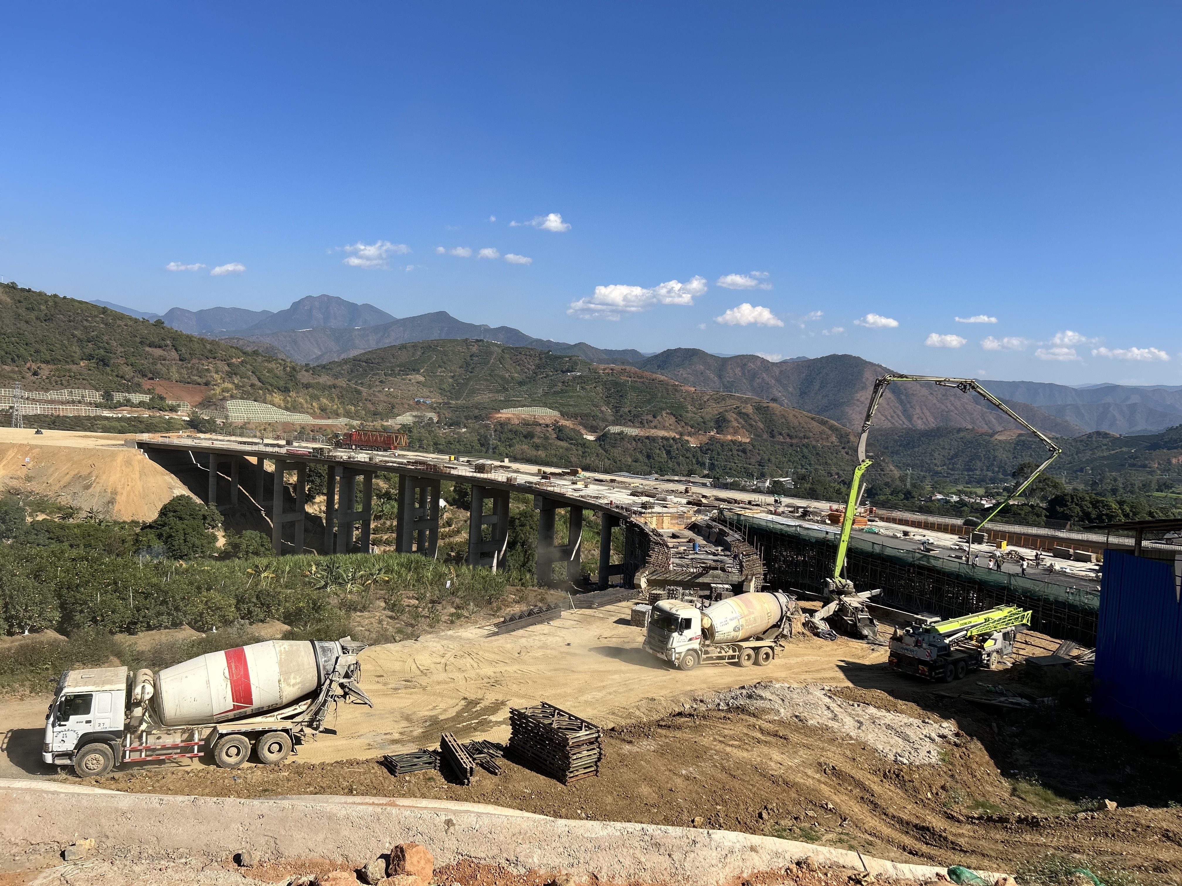 永金高速腰街立交E匝道桥现浇箱梁浇筑完成