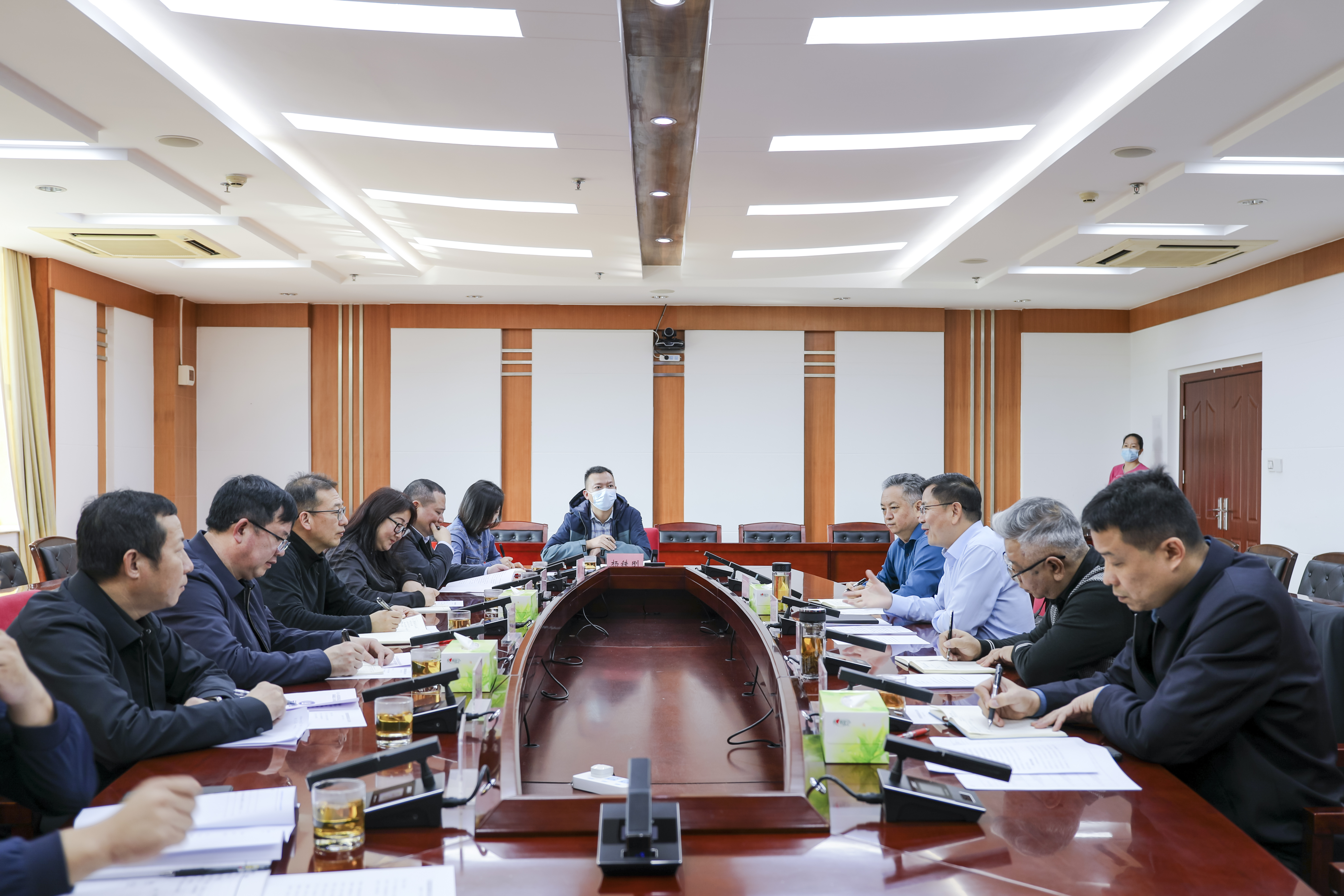 陈宙翔赴西双版纳州交流座谈 调研神秘谷大桥项目并慰问一线干部职工